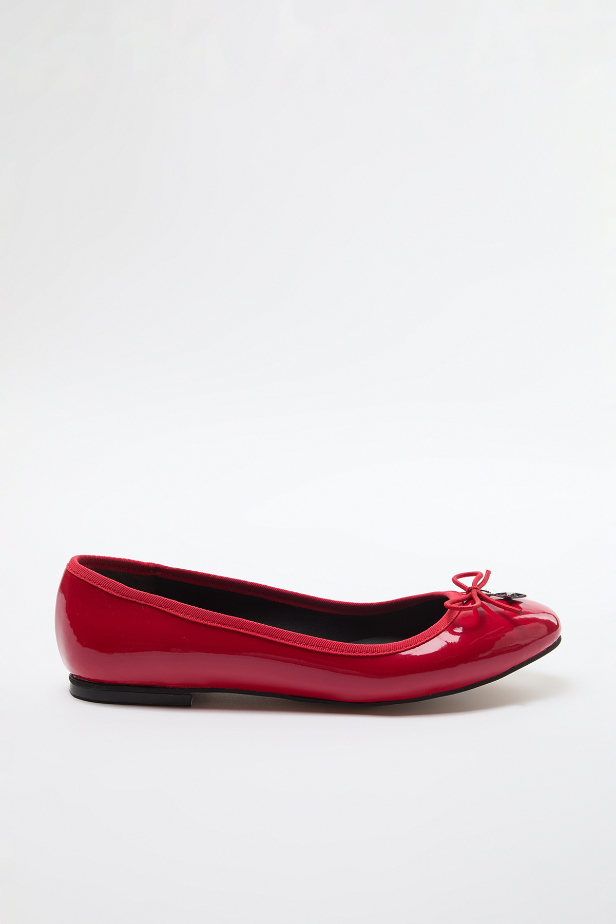 TRENDYOL SHOES-Lakkbőr alacsony sarkú, sötétvörös női balerinák - masni és fém kiegészítők részlete TAKAW25BE00007 5