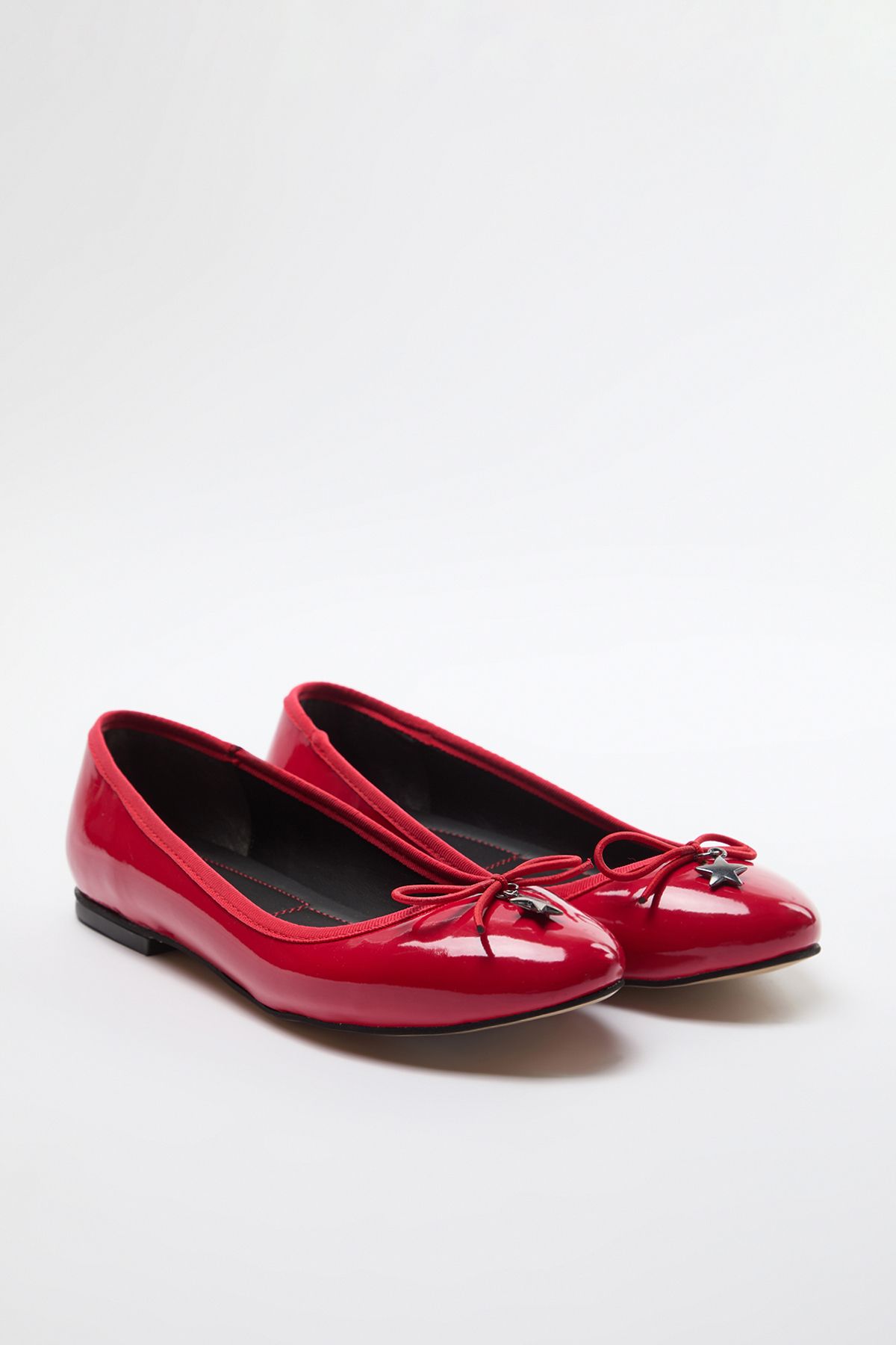 TRENDYOL SHOES-Lakkbőr alacsony sarkú, sötétvörös női balerinák - masni és fém kiegészítők részlete TAKAW25BE00007 3