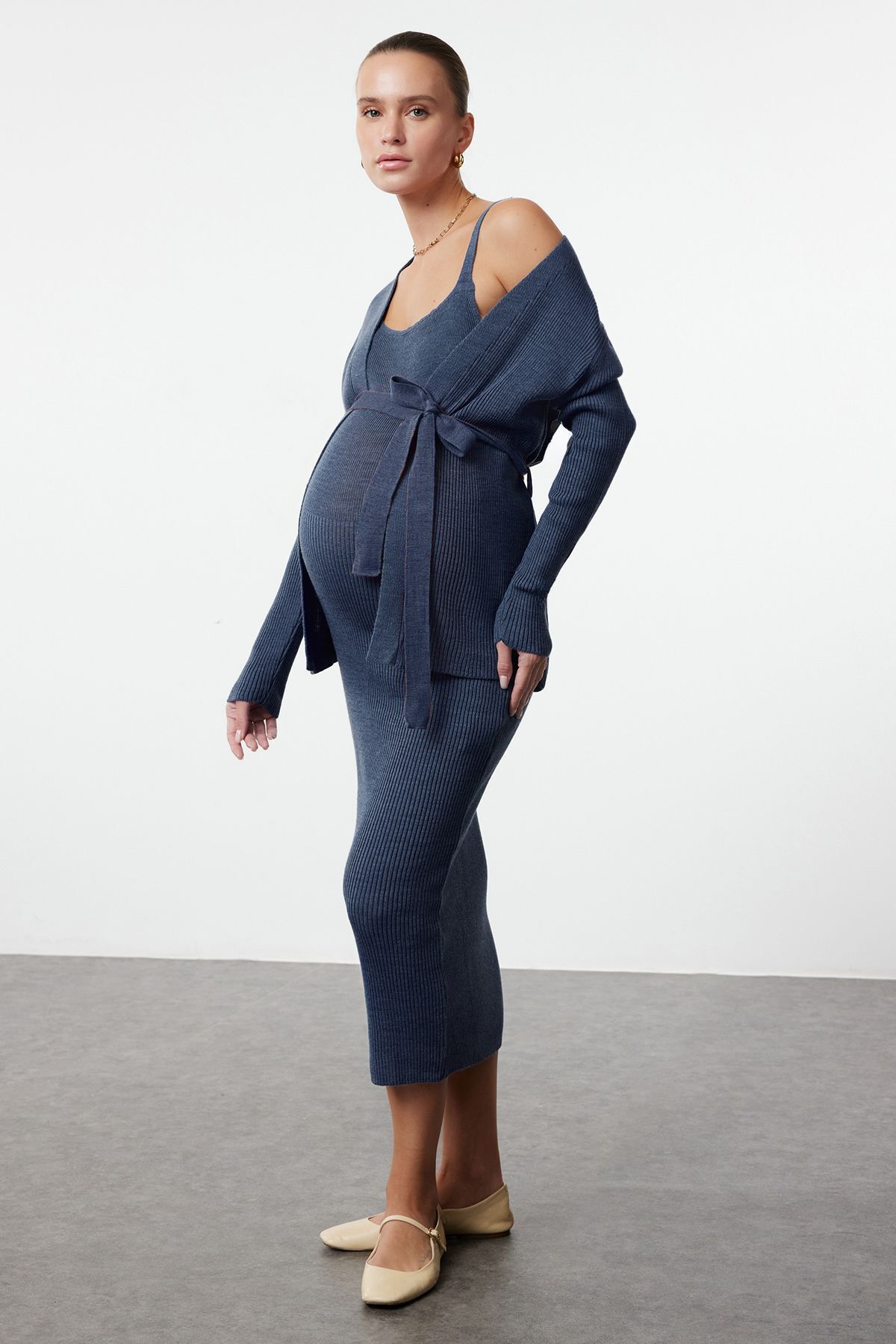 Trendyol Collection-Indigofarbenes, geripptes, mittelgroßes 2-teiliges Strick-Cardigan-Kleid in Übergröße und Umstandsstrickkleid TBBAW24AH00016 13