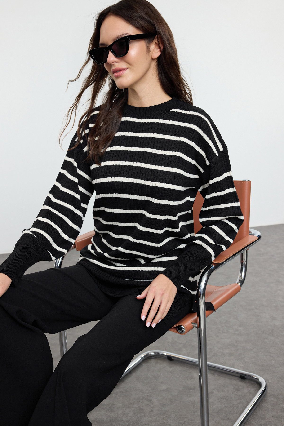 Trendyolmilla Modest Siyah Çizgili Tek Plaka Triko Kazak TCTAW25AK00062