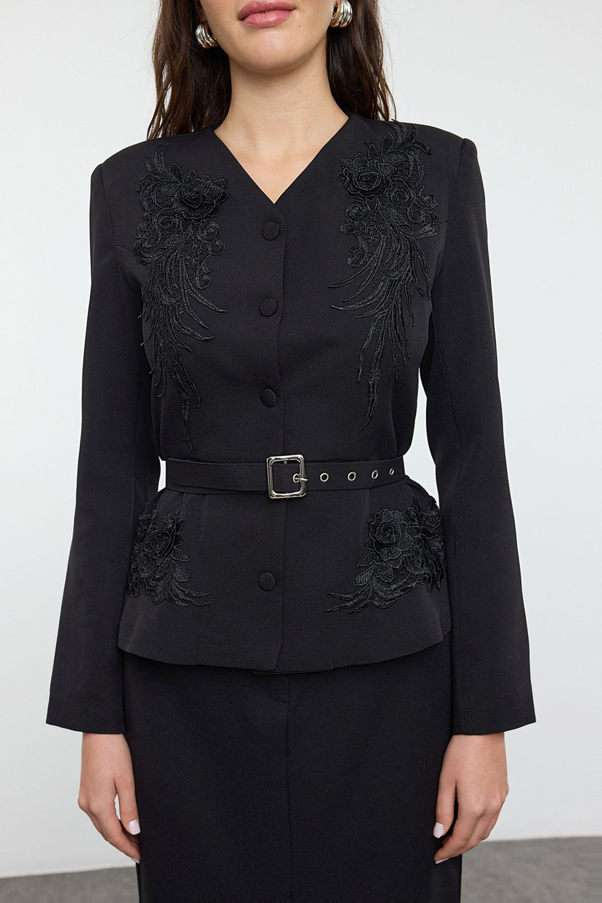 Trendyol Modest-Czarna, haftowana, tkana kurtka z paskiem Tctaw25Ck00004 4