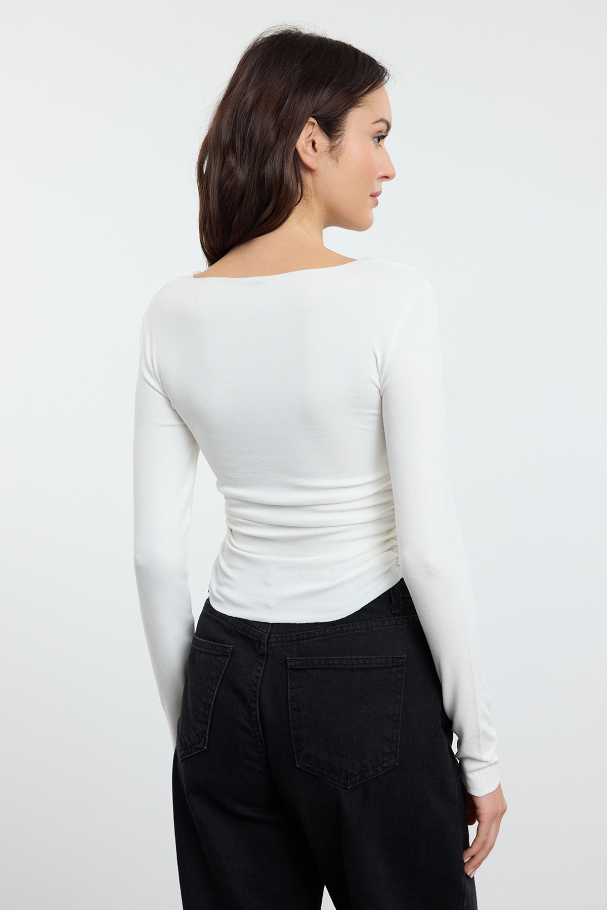 Trendyolmilla  Ekru Viskon/Yumuşak Kumaşlı Fitted Büzgü/Drape Detaylı Kayık Yaka Esnek Örme Bluz TWOAW25BZ00225 - Görsel 5