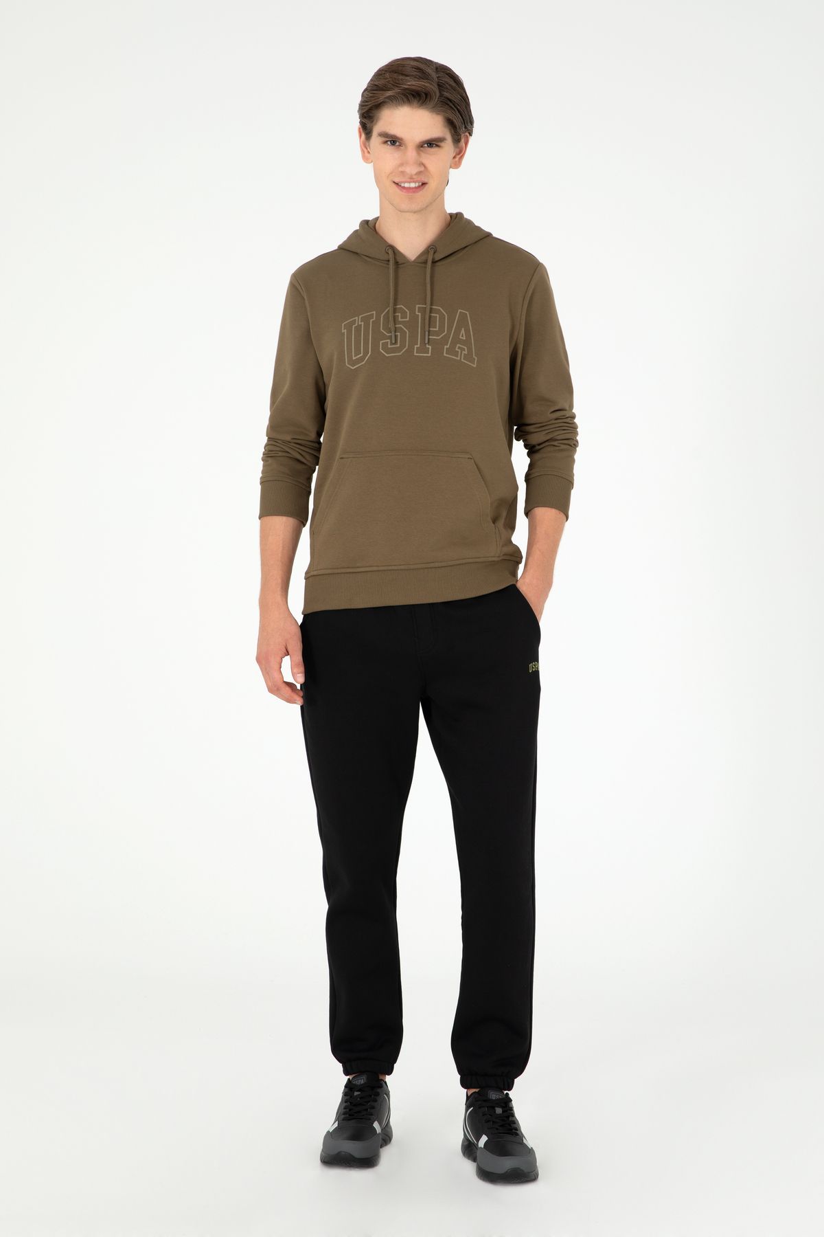 cest un t shirt noir avec des pneus regular fit chardon 6 50295146 vr046