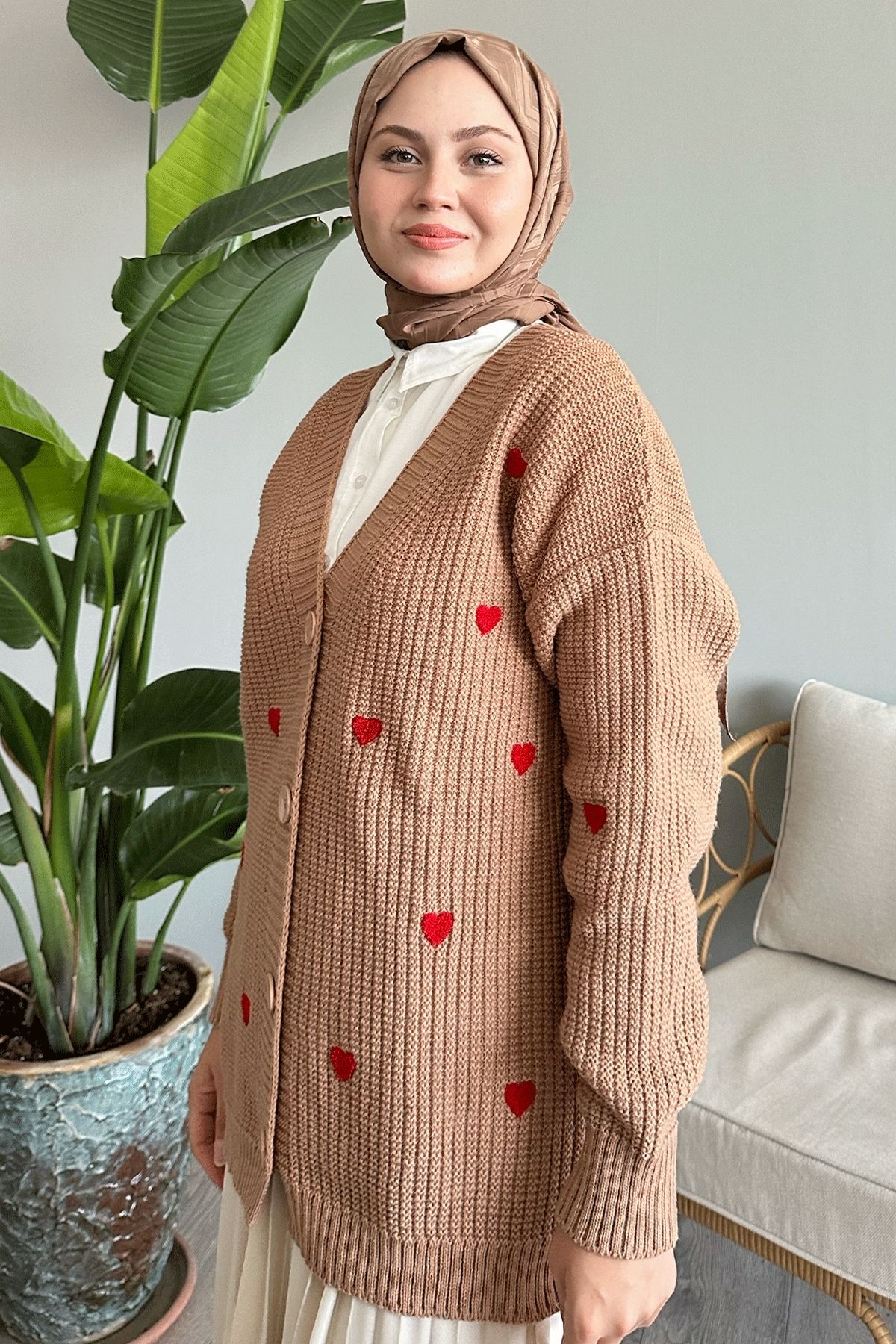 InStyle-Heart Patterned Camel Knitwear Cardigan 4