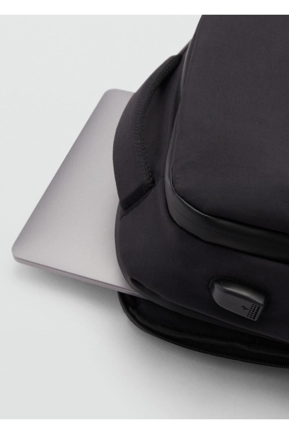 MANGO Man-Cool Water Overhand Rub Backpack with USB Connection 4