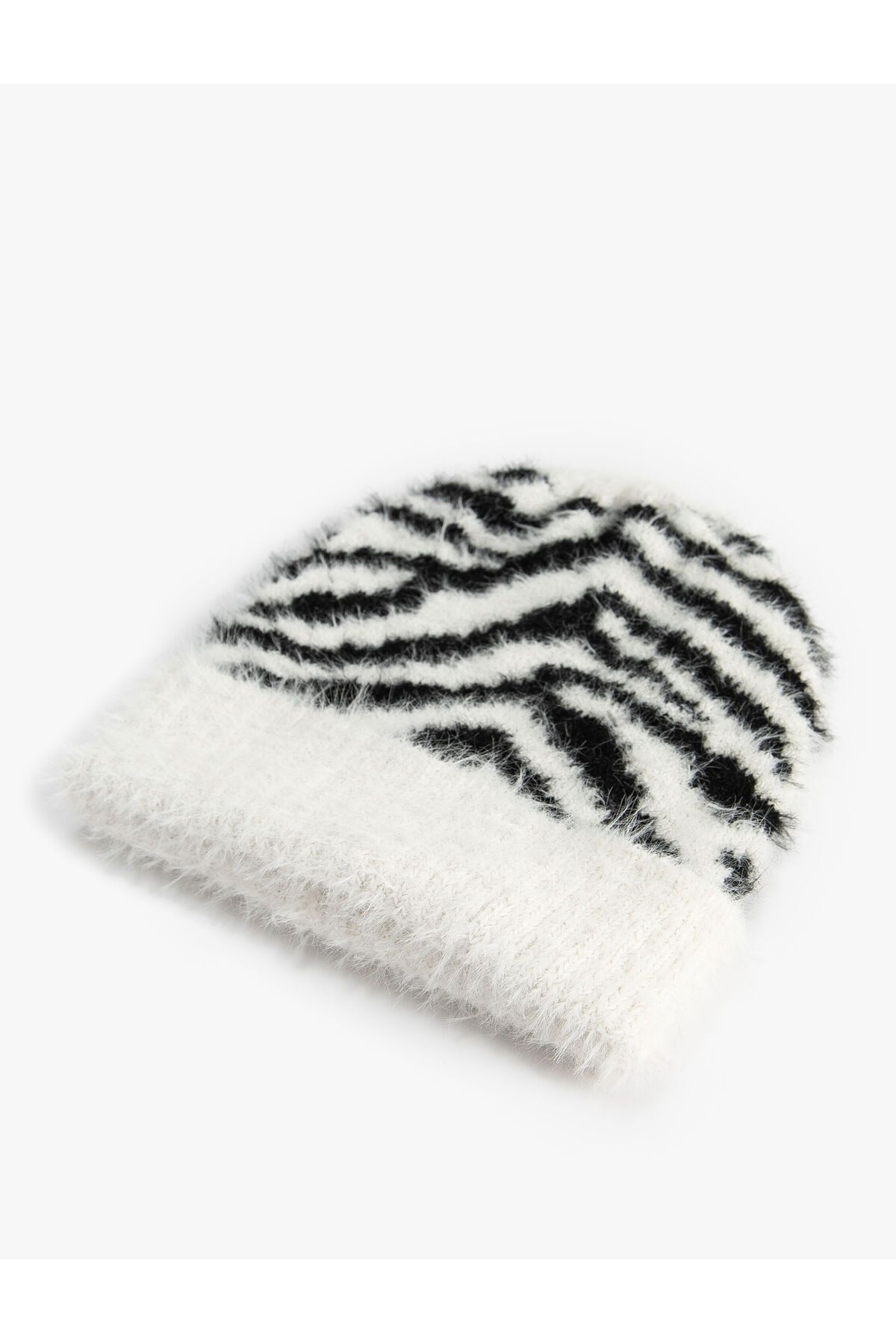 کلاه بافتنی مشکی زنانه Beanie مخملی با الگوی گورخر و لبه های تا شده Koton