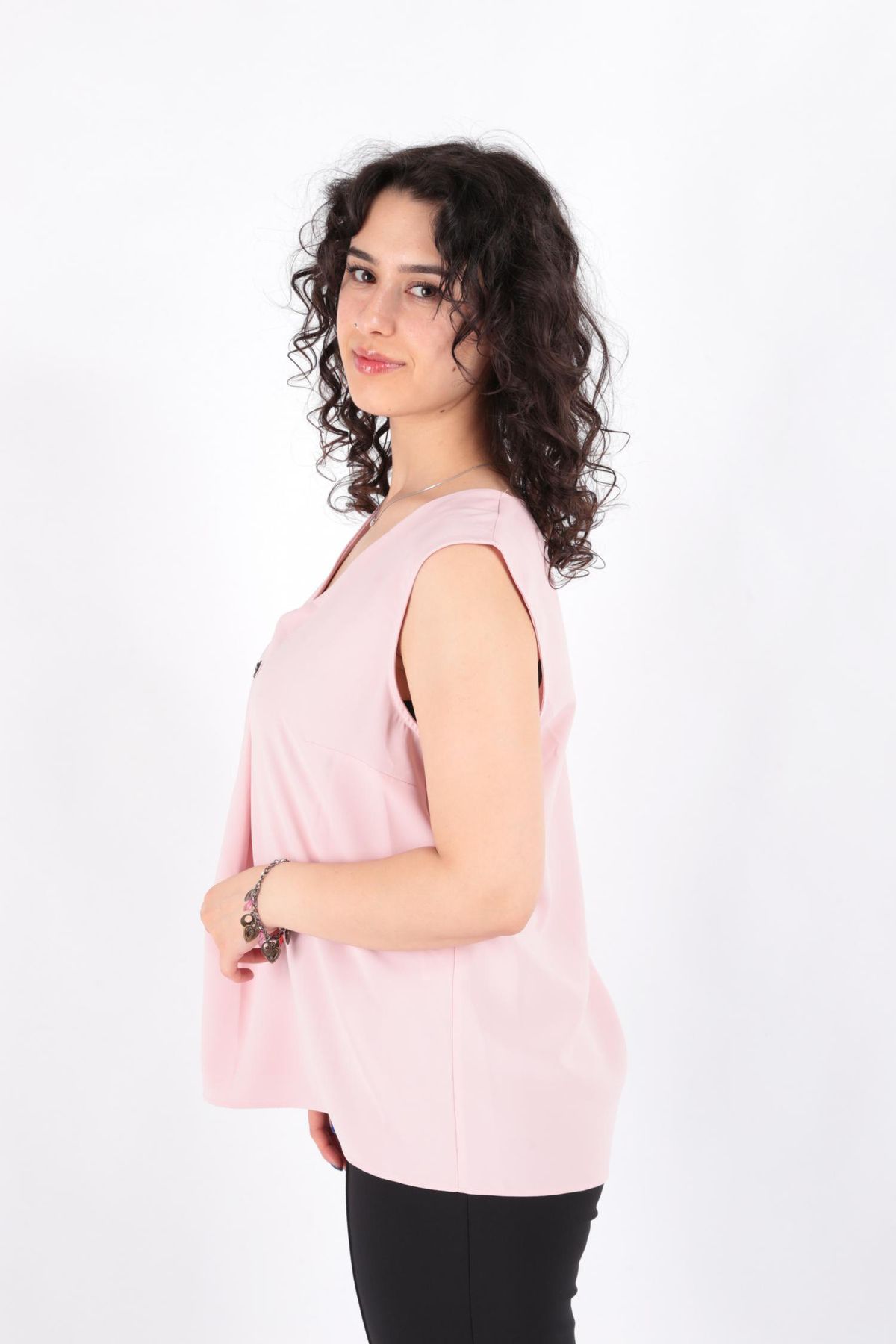 AYHAN-81954 بلوزة نسائية بدون أكمام برقبة على شكل حرف V مع تفاصيل بروش 2