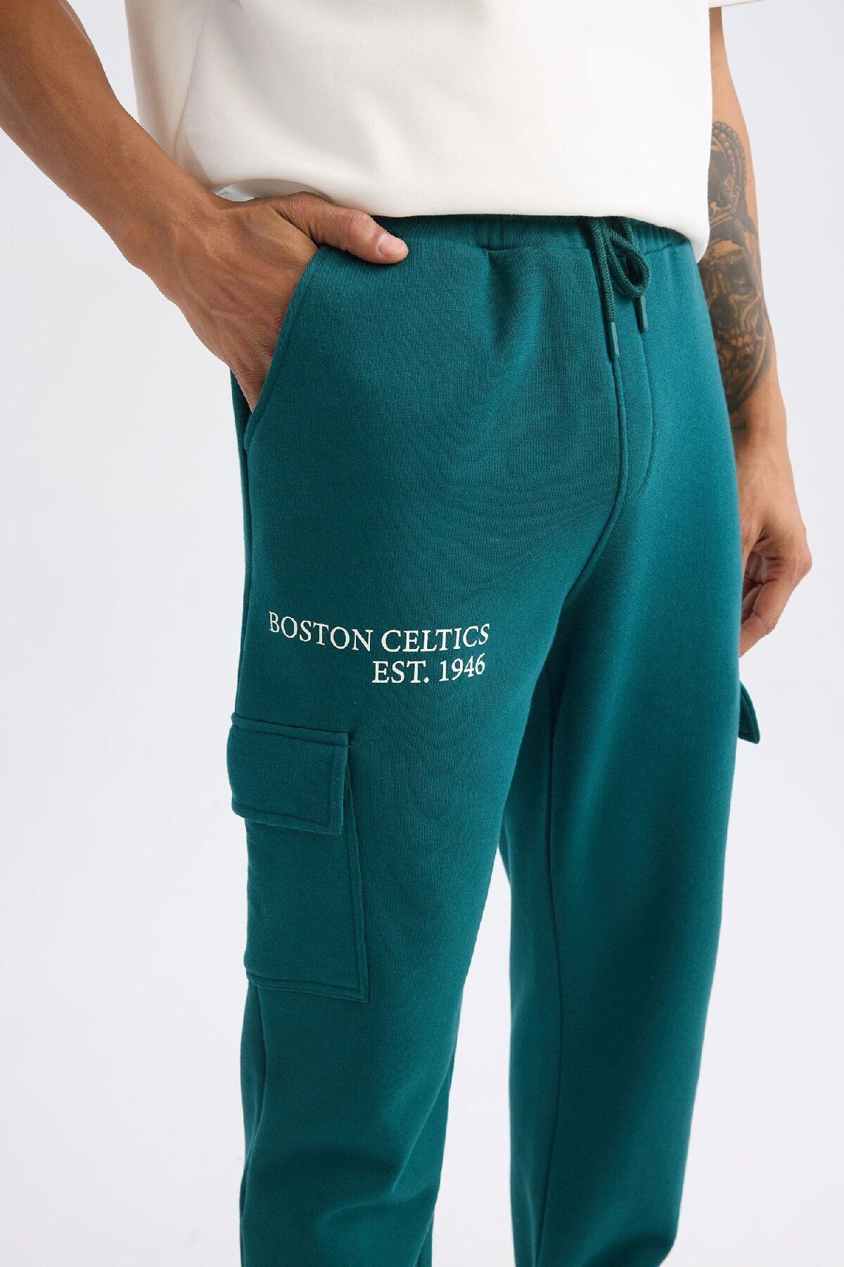 DeFacto-NBA Boston Celtics Jogger-Jogginghose – Kargotasche und elastische Taille 6