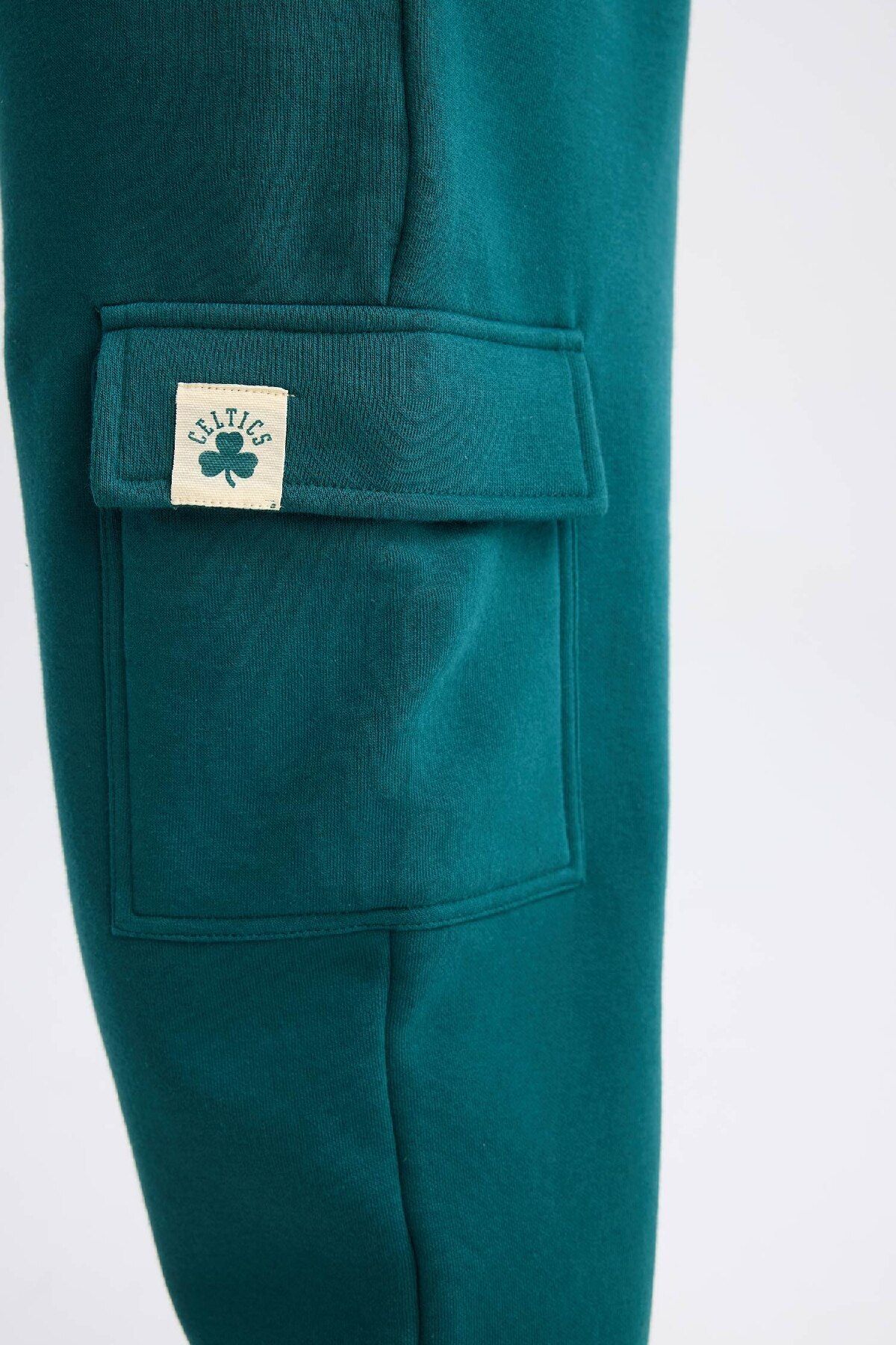 DeFacto-NBA Boston Celtics Jogger-Jogginghose – Kargotasche und elastische Taille 7