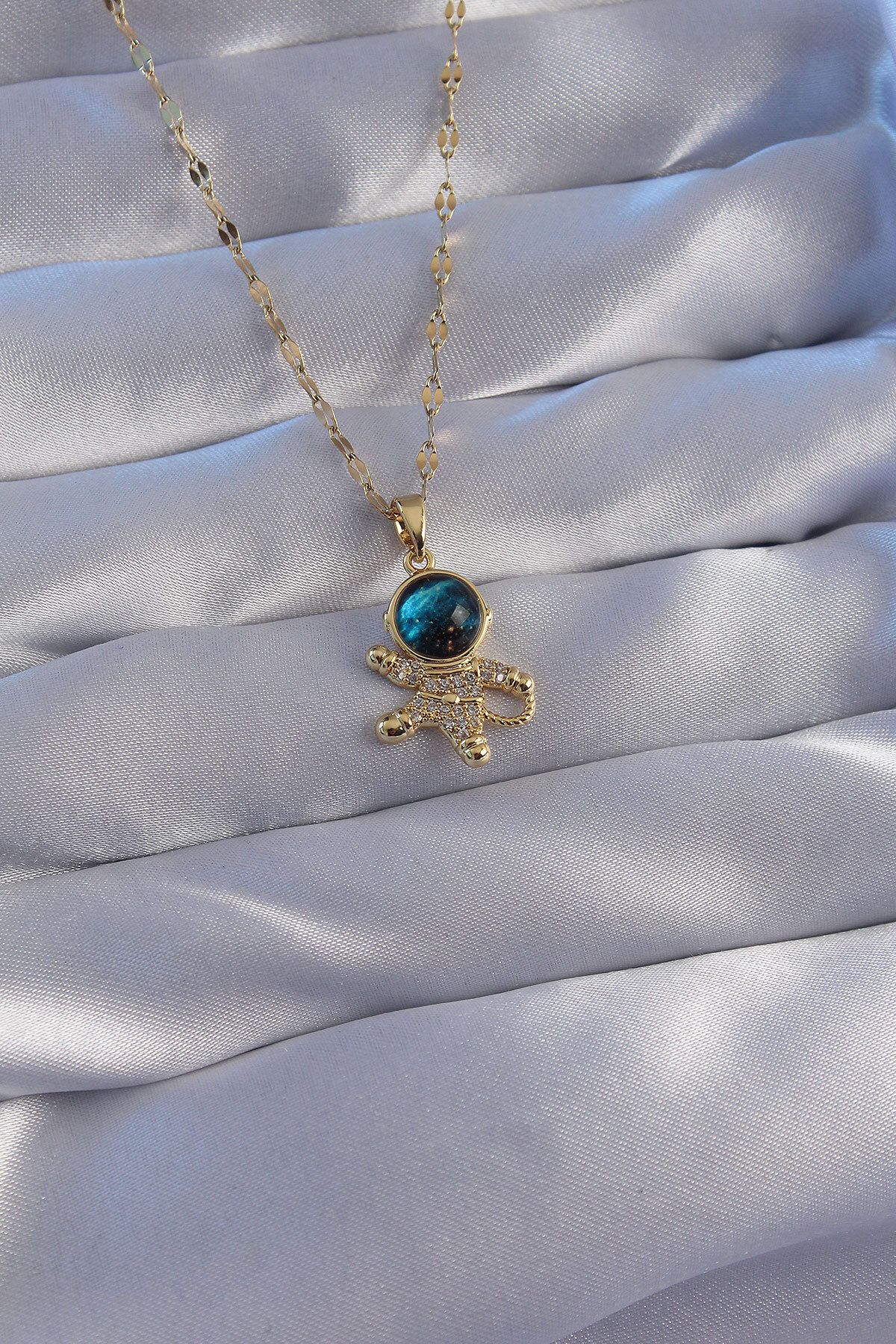 MMB Boutique 316L Çelik Zincir Gold Renk Zirkon Taşlı Astronot Figürlü Gezegen Kolye