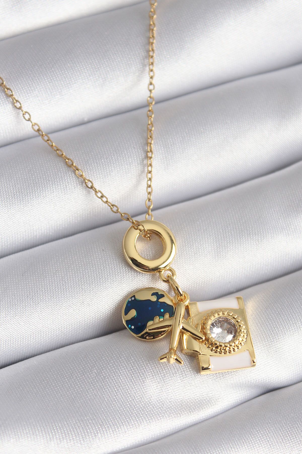 MMB Boutique 316L Çelik Gold Renk Zirkon Taşlı Fotoğraf Makinesi Uçak Dünya Figürlü Kadın Kolye