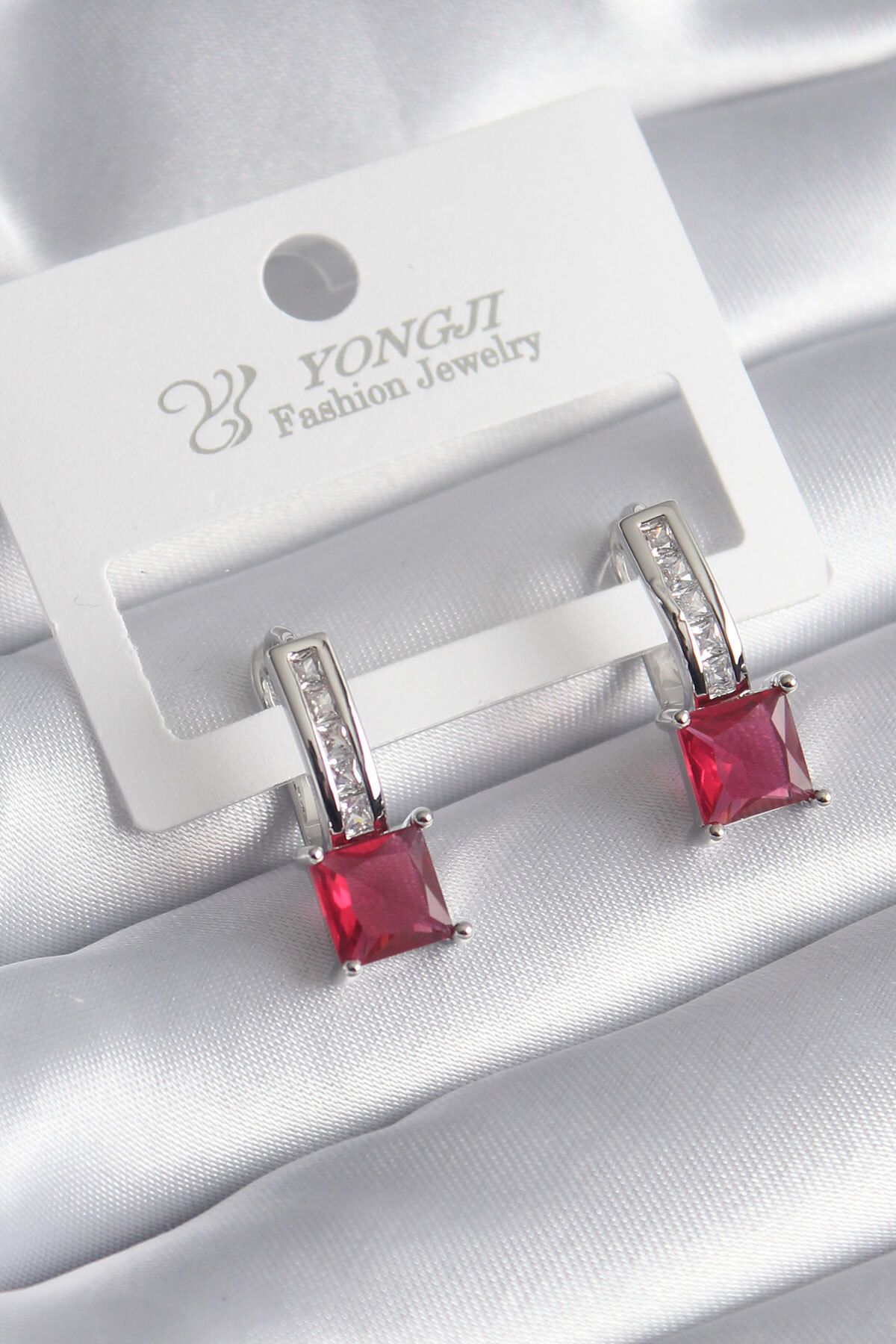 BZK ACCESSORİES Pirinç Gümüş Renk Kırmızı Kare Zirkon Taşlı Kadın Küpe