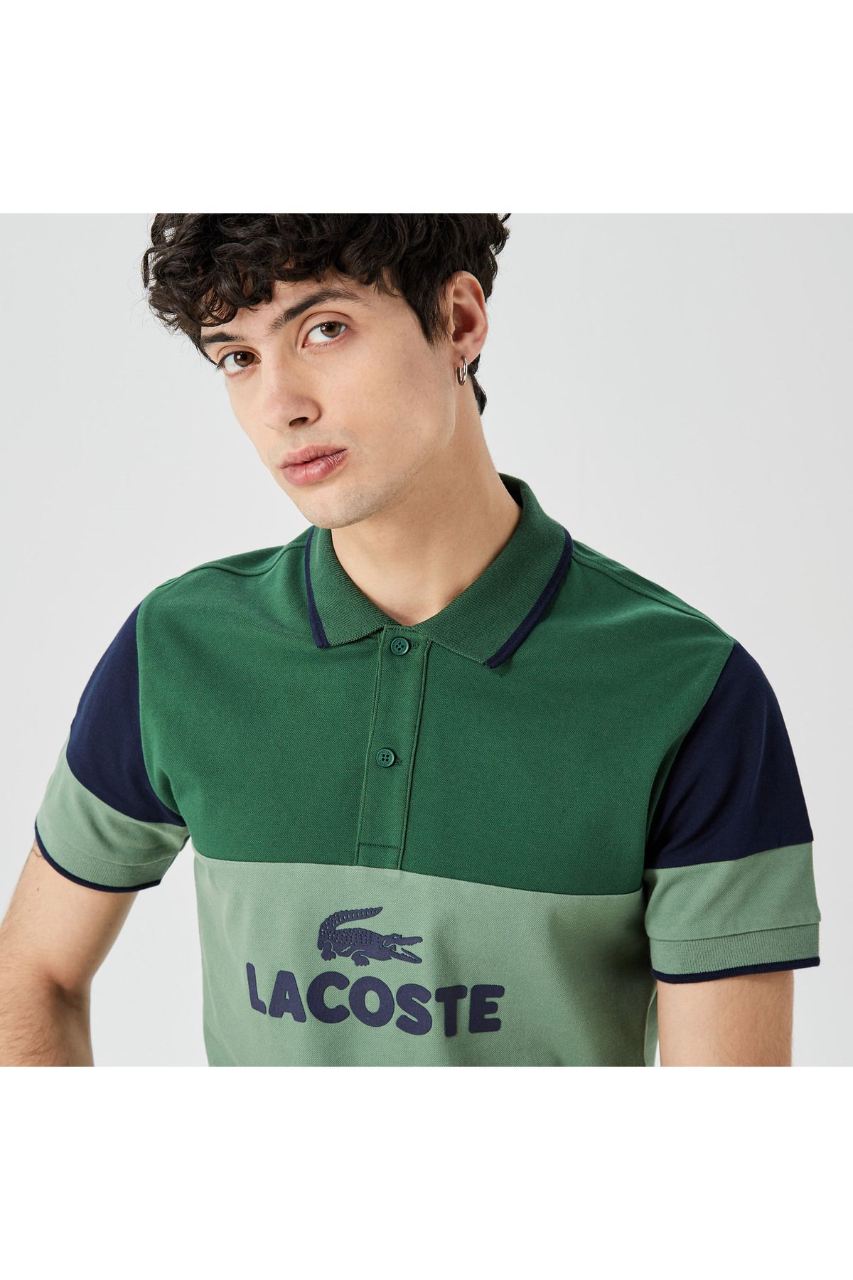 تی شرت یقه پولو سبز مردانه بلوک رنگی باریک چوگان Lacoste