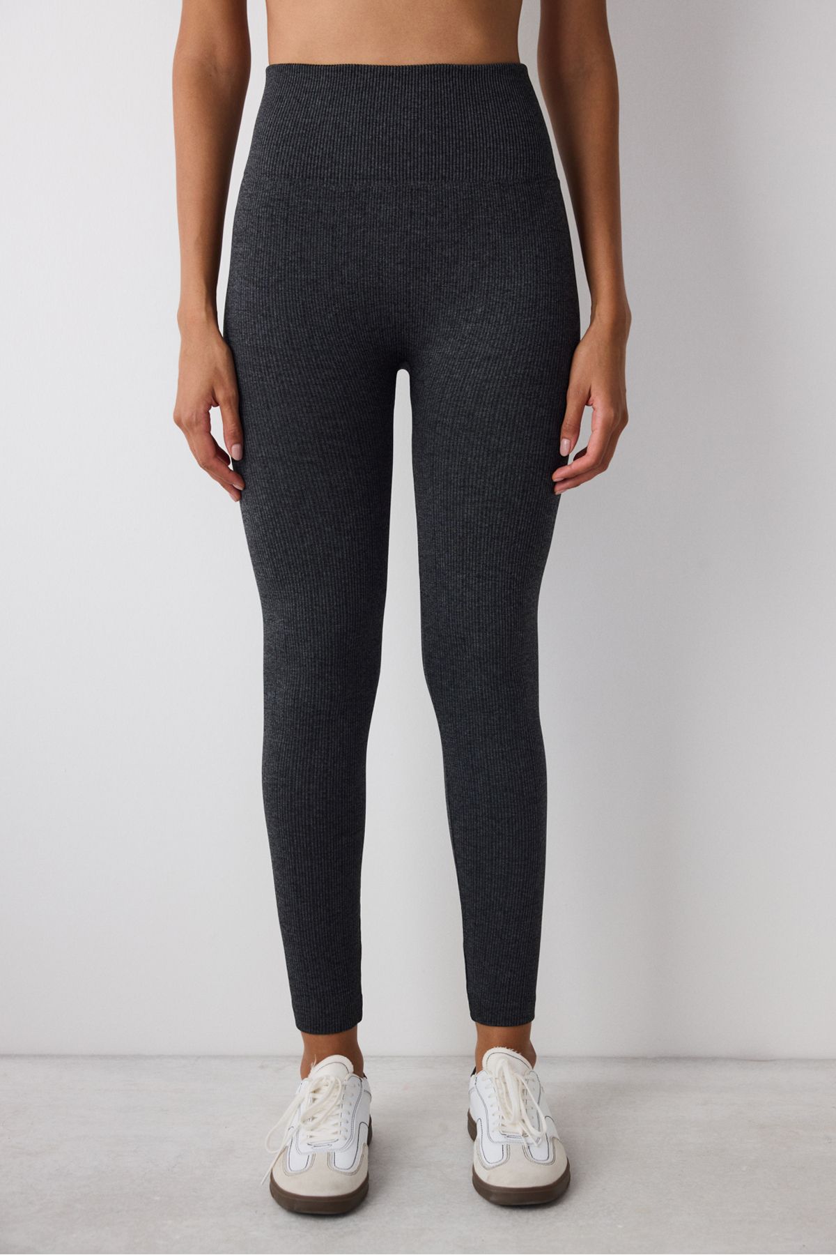 Penti-Nahtlose dunkelgraue Thermo-Leggings von Seamless 2