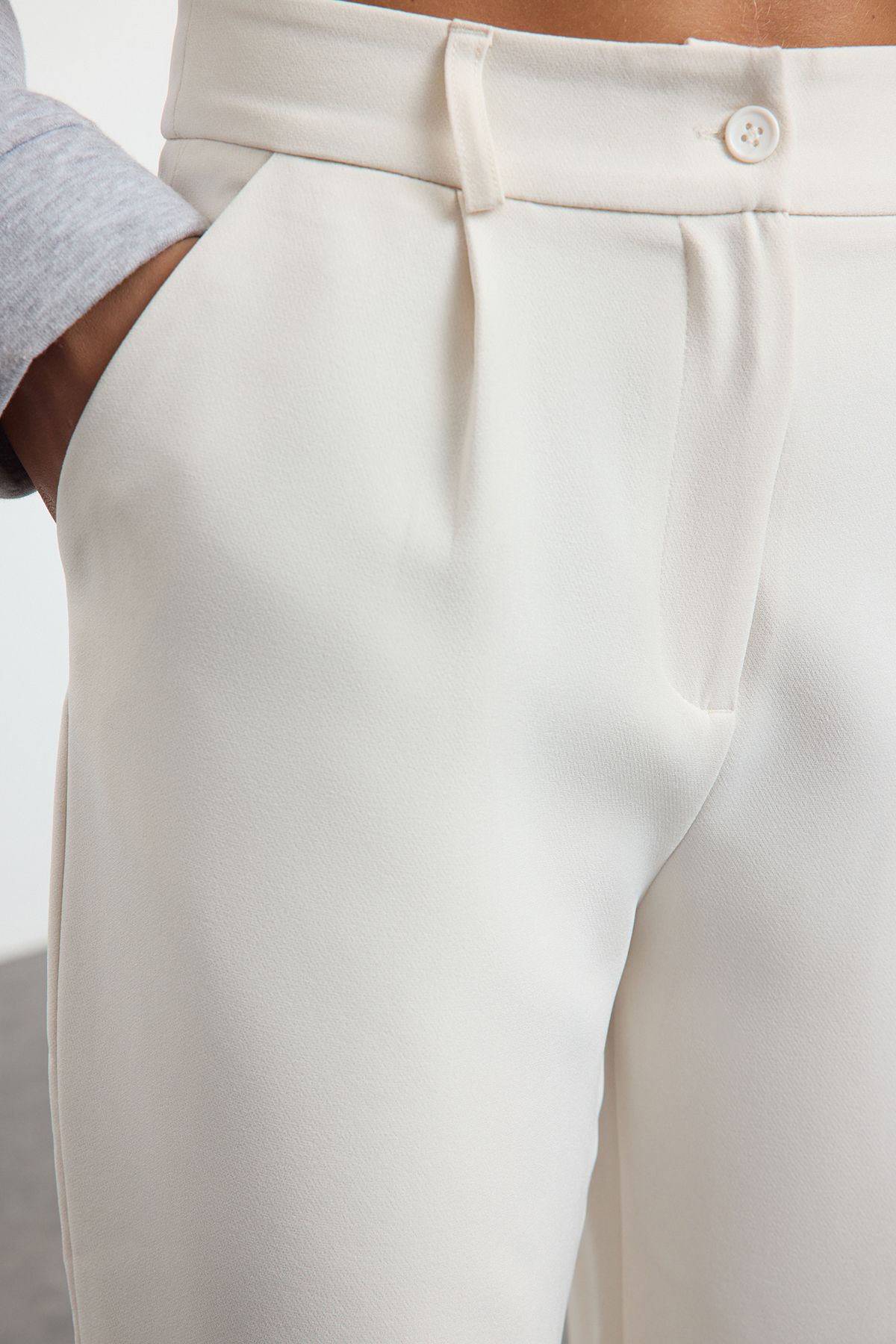 Trendyol Collection-Ecrufarbene, plissierte Hose mit hoher Taille und weitem Bein – TWOAW21PL0076 4