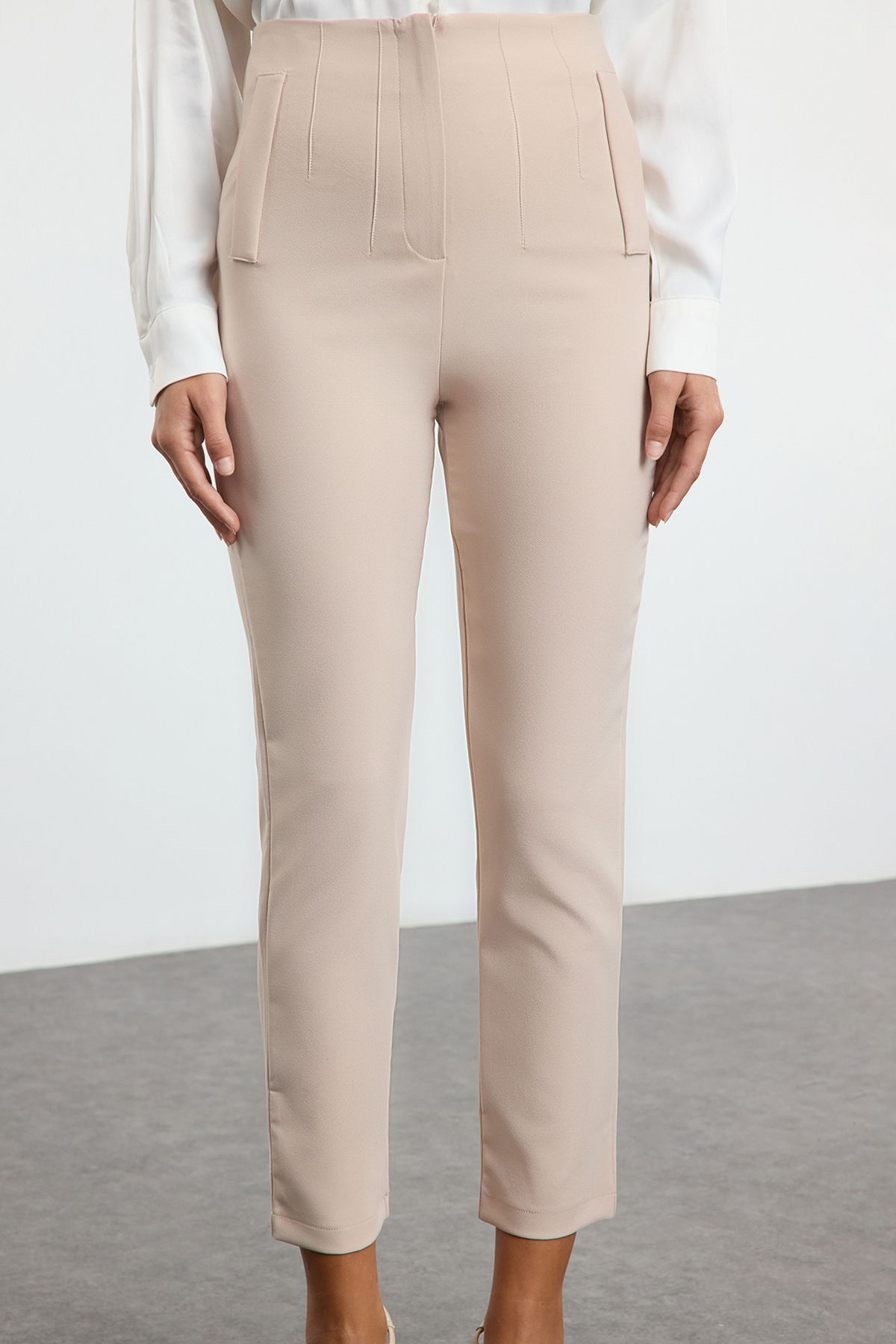 Trendyol Collection-Beigefarbene Zigarettenhose mit hoher Taille und Knöchellänge, gewebter Stoff TWOSS20PL0515 3