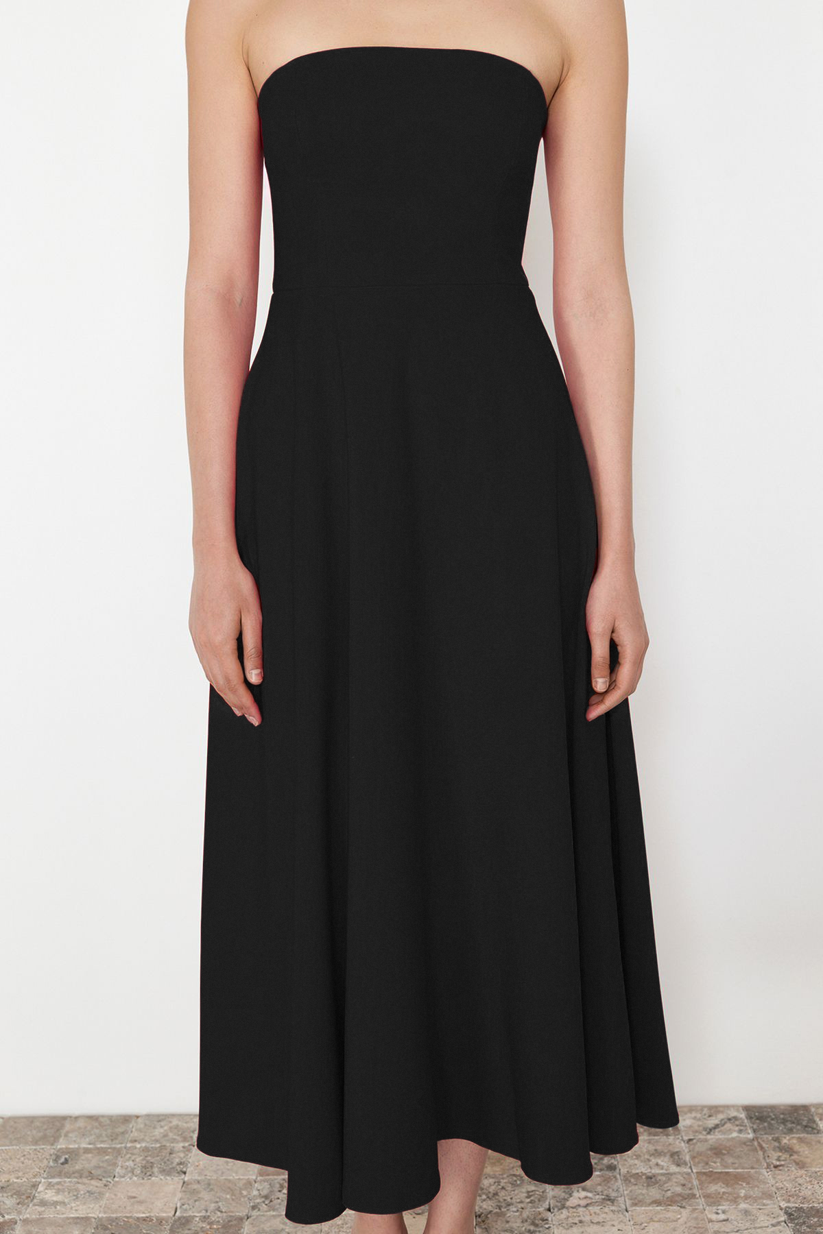 Trendyolmilla  Siyah A-Kesim Straplez Dokuma Şık Abiye Gece Mezuniyet Elbisesi TPRSS24EL00139 - Görsel 5