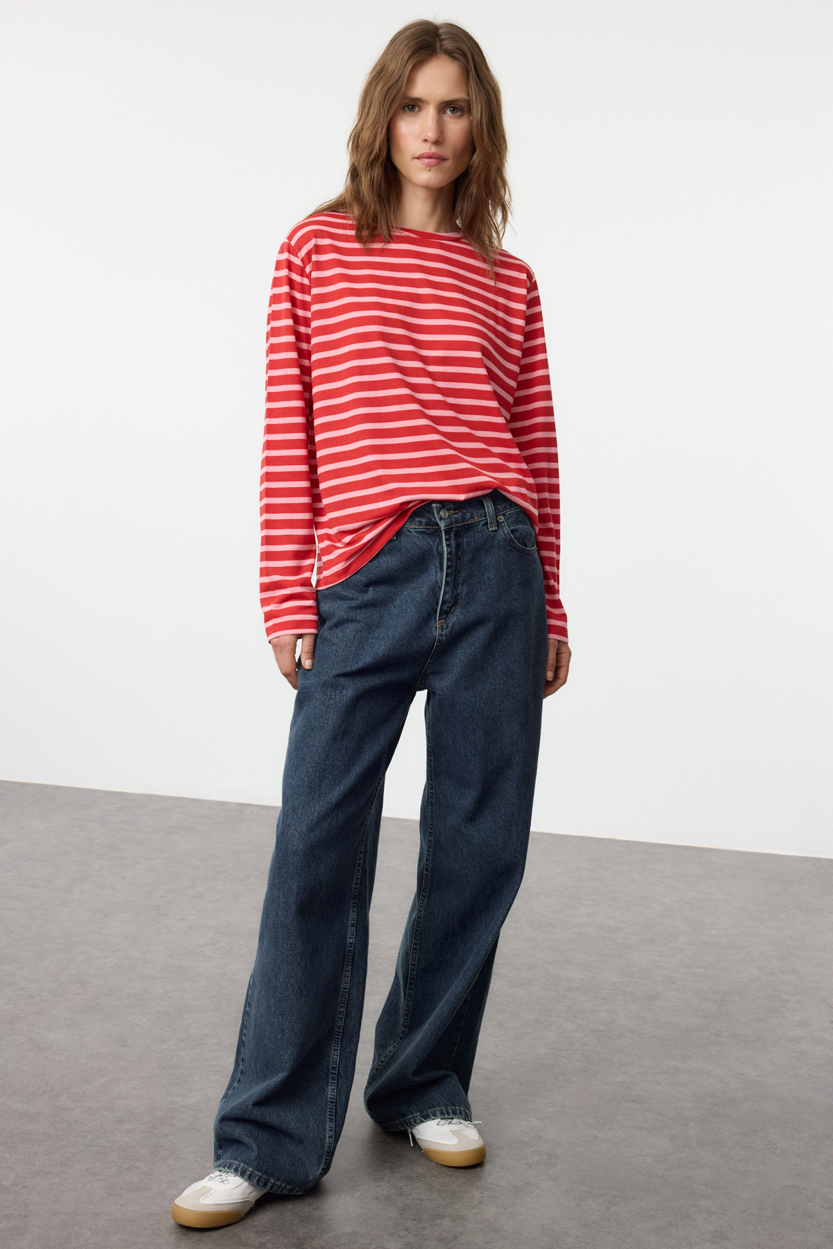 Trendyolmilla  Kırmızı-Pembe Çizgili Regular/Normal Kalıp Basic Bisiklet Yaka Örme T-Shirt TWOAW23TS00002 - Görsel 2