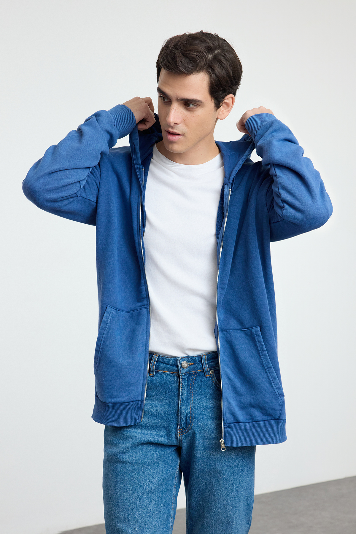 Trendyolmilla  Indigo Oversize/Geniş Kesim Kapüşonlu Soluk Efekt Hırka/Şardonsuz Sweatshirt TMNAW25SW00049 - Görsel 2