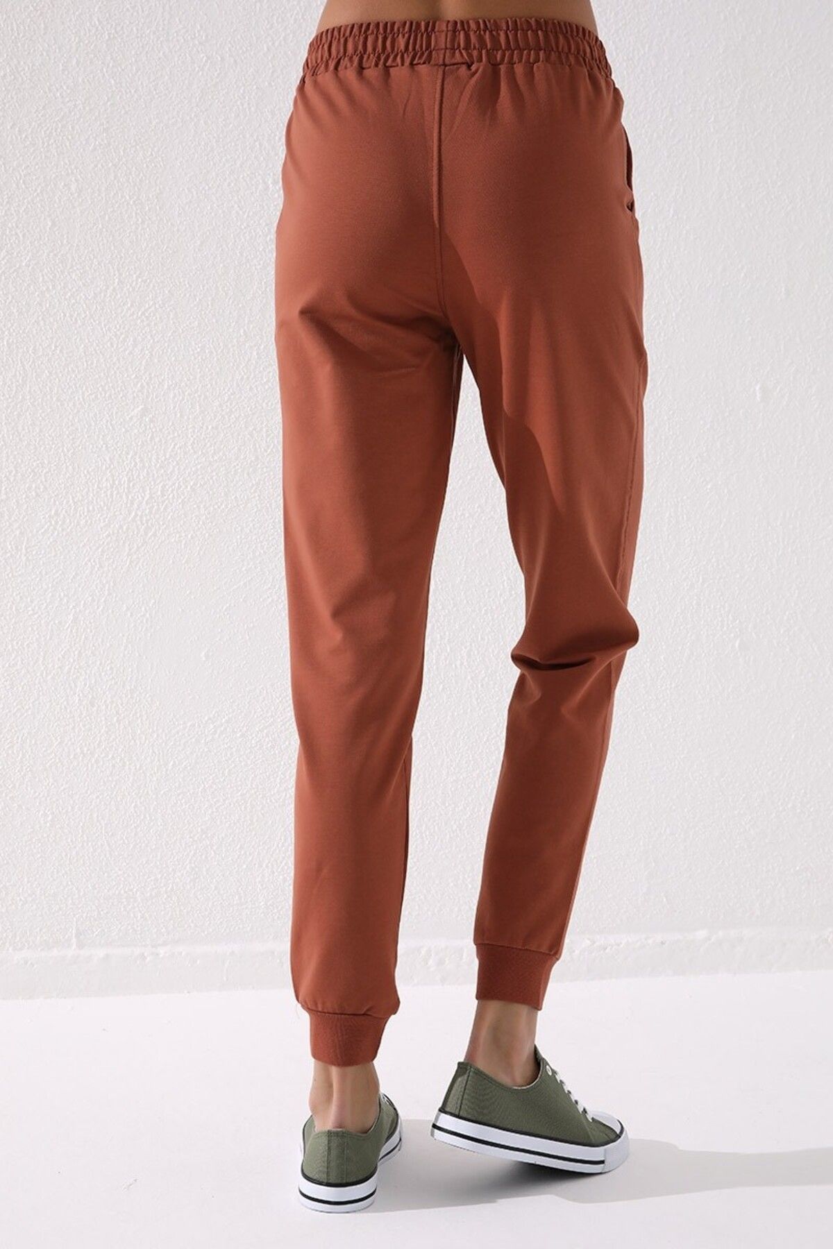 TOMMY LIFE-Dámská tepláková souprava Cinnamon High Waist Jogger Pohodlná forma s manžetou - 94561 7