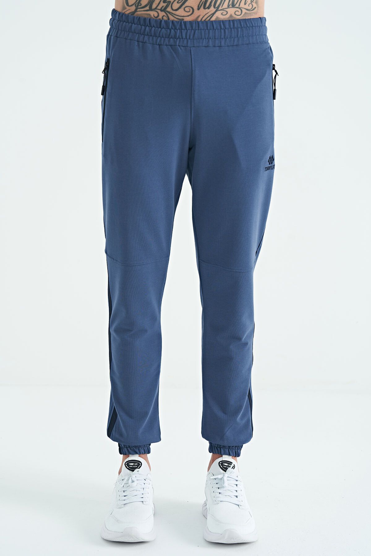 TOMMY LIFE-Pantaloni de sport Jogger pentru bărbați - Potrivire standard, culoare petrol, cu buzunare cu fermoar și detaliu de țevi - 84968 2