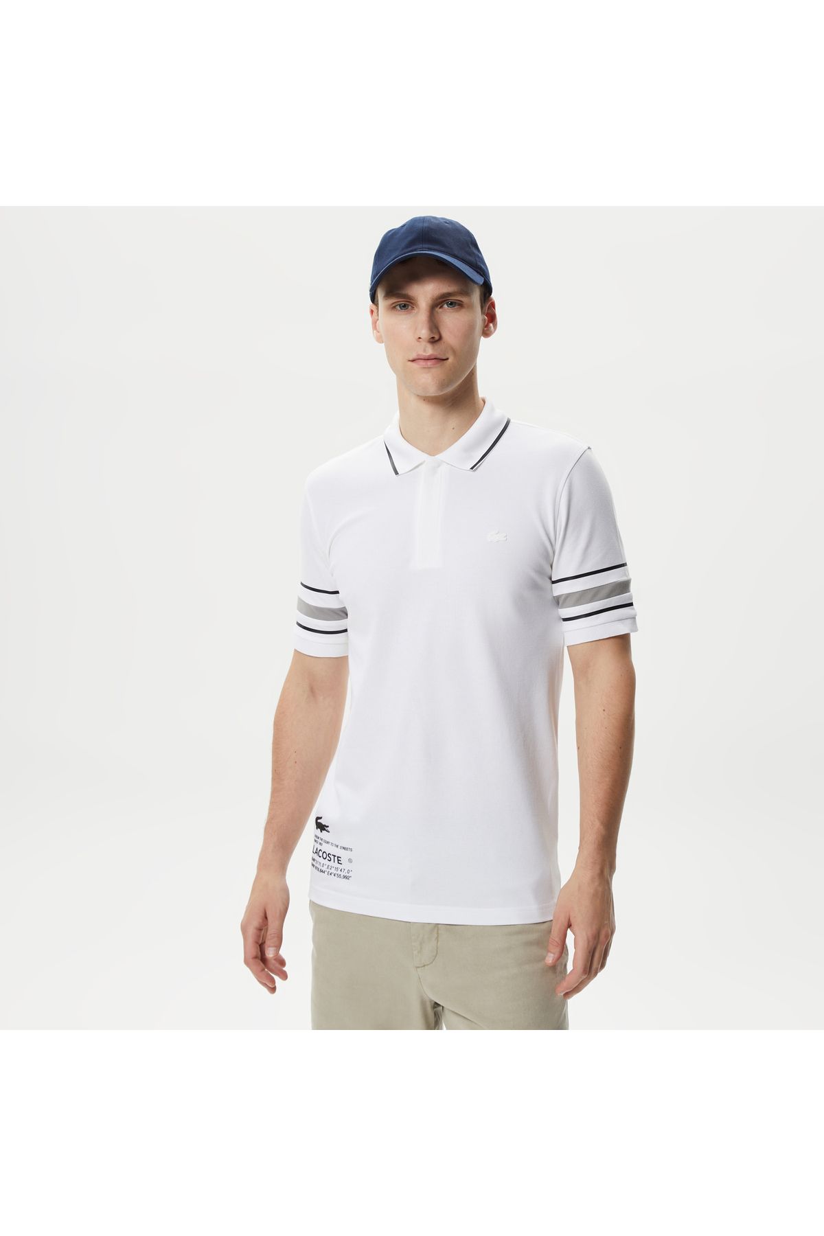 تی شرت یقه پولو سفید مردانه چوگان چاپی باریک فعال Lacoste