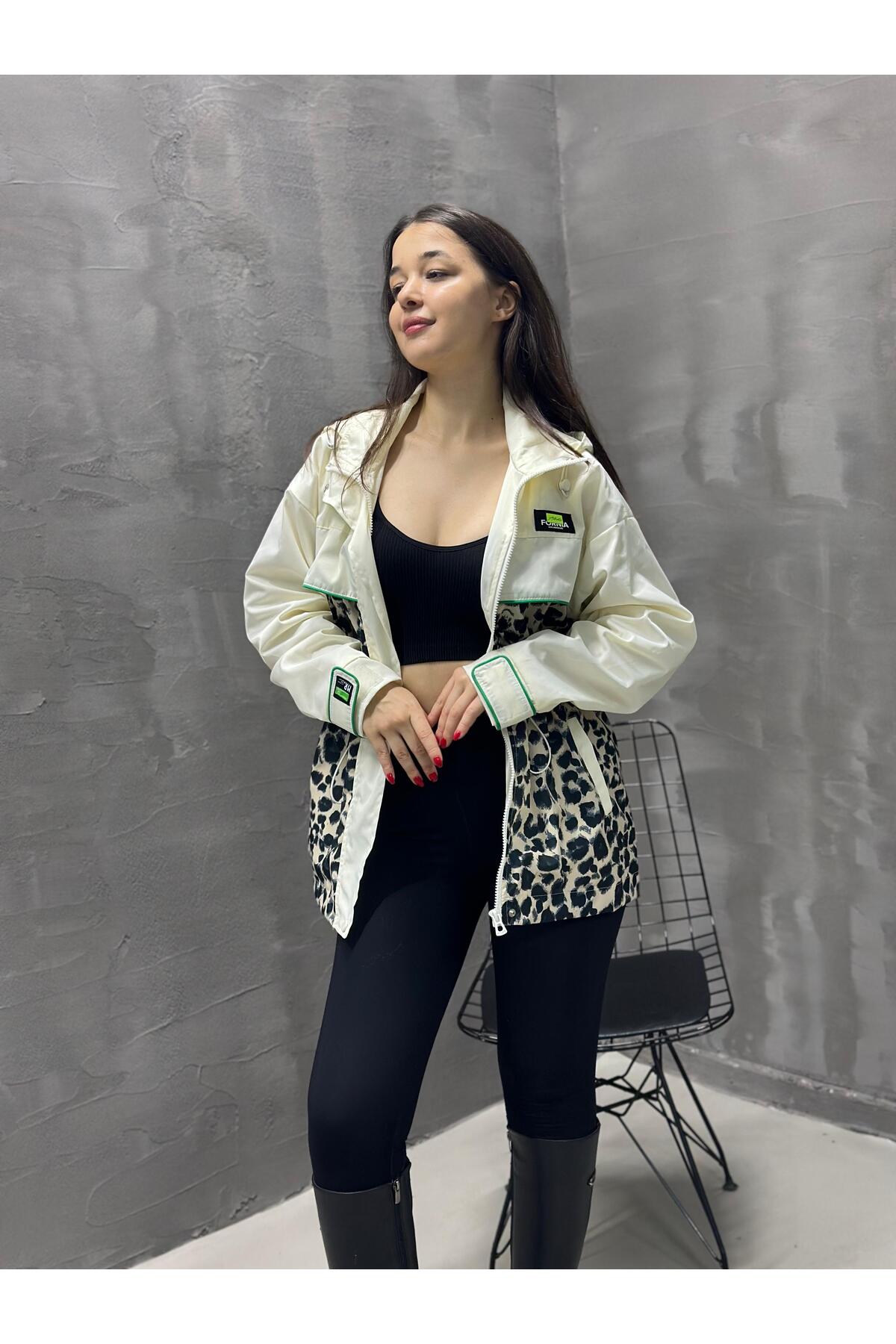 Yeys Leopar Desenli Yağmurluk Ceket görsel 3