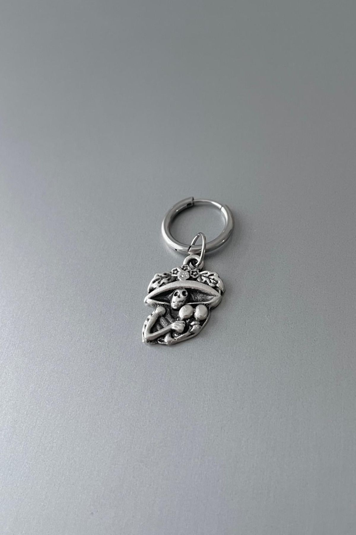Jaida Moda-Unisex Silver Christmas Witch Figured Steel Hoop Earrings 2