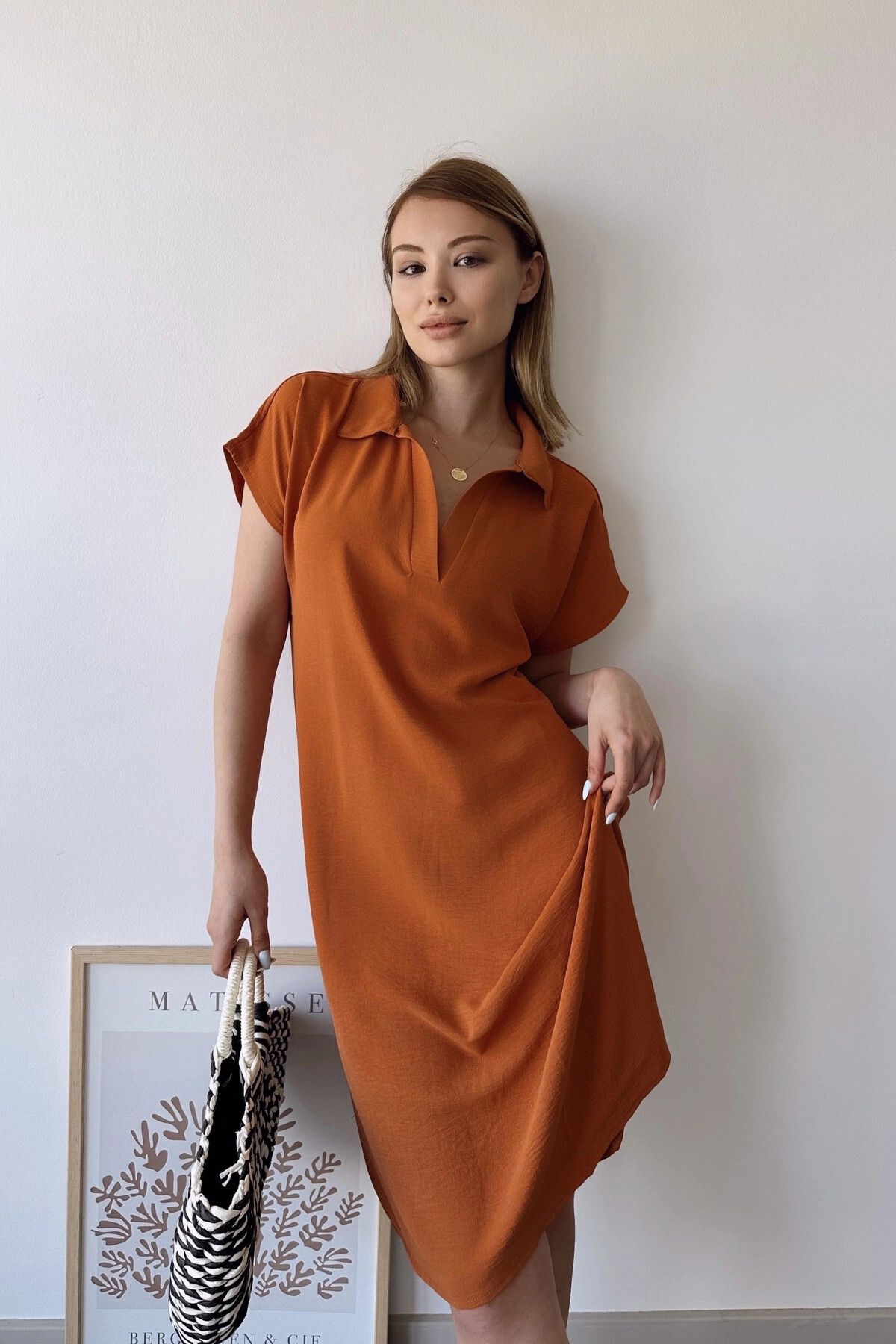 la femme est la poignée courte le col polo le motif filtré le modèle basiccoupage la robe de la midi daerobin