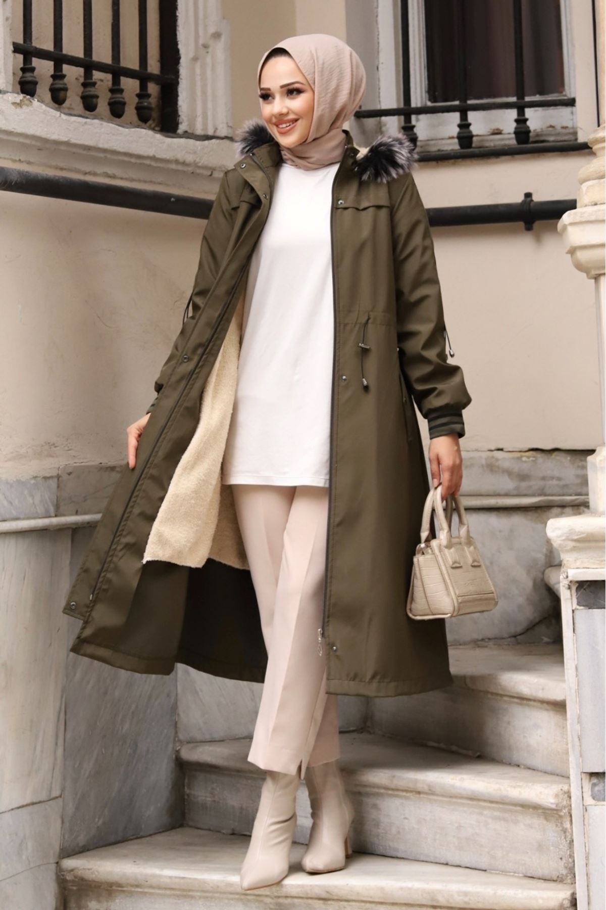 ALNİSS COLLECTİON  Kolu Ribanalı İçi Kürklü Çıkarılabilir Kapüşonlu Su Geçirmez Kadın Mont - Görsel 3