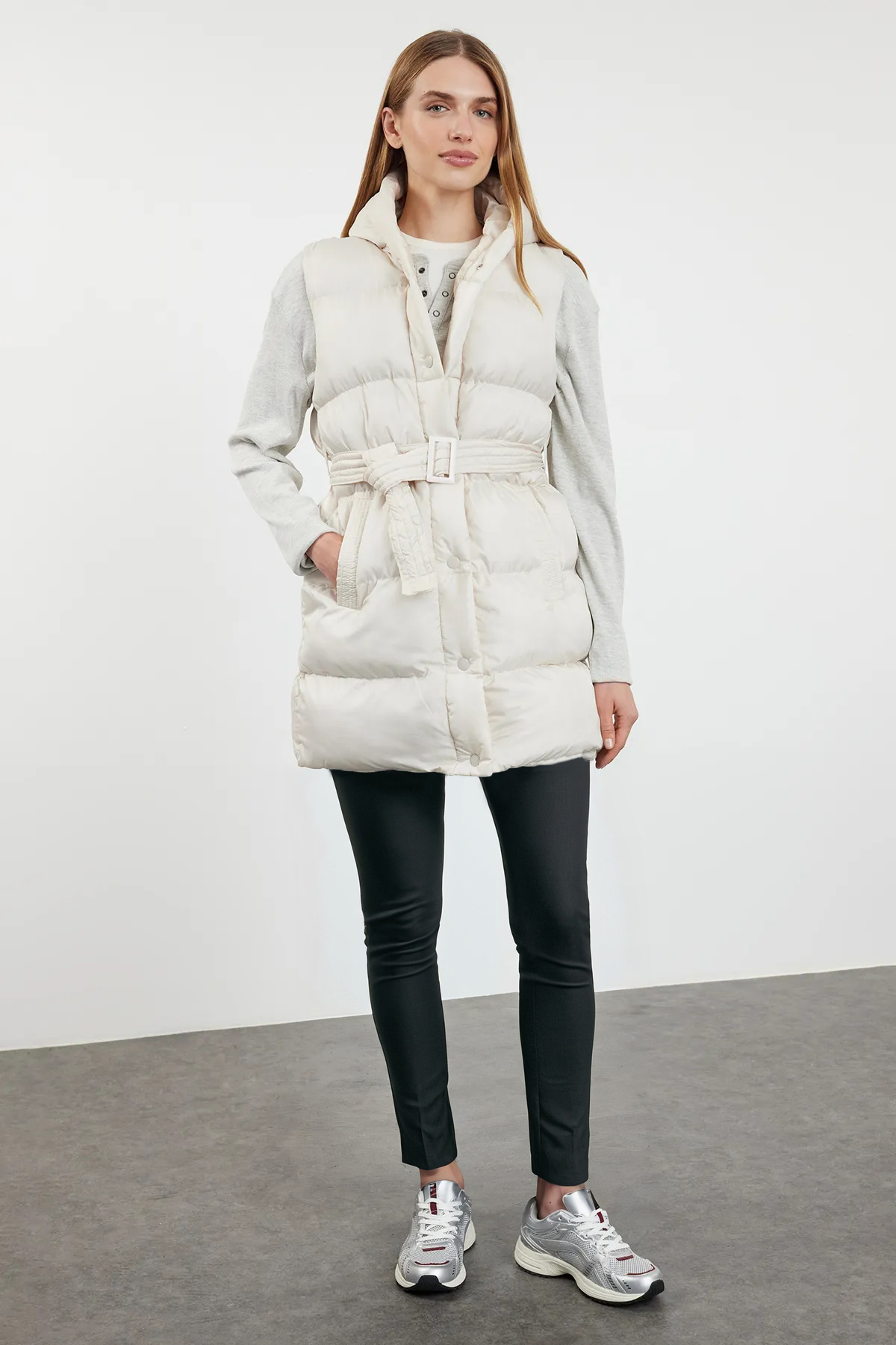 Trendyol Collection Oversize'owa kamizelka z kapturem i paskiem, wodoodporna,...