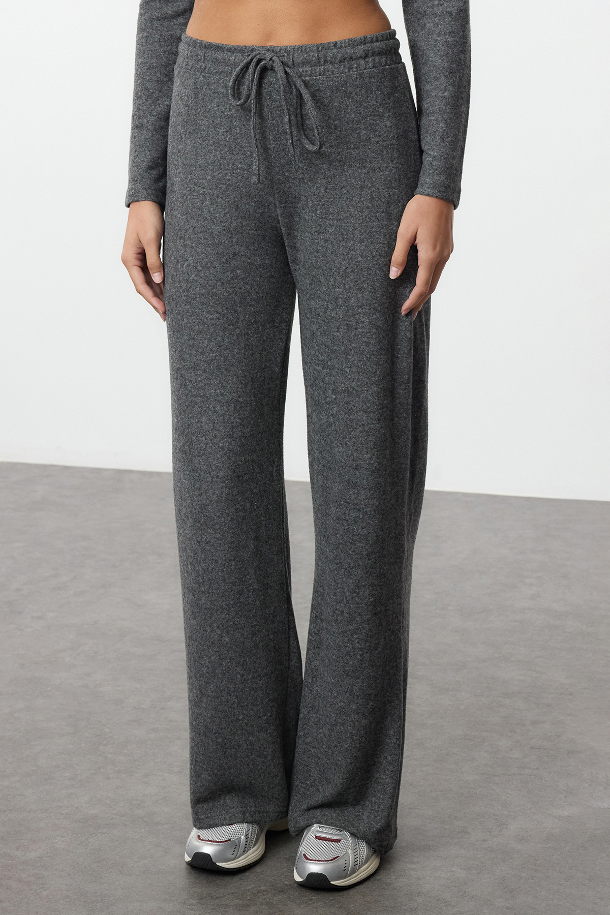 Trendyolmilla  Antrasit Yumoş Crop ve Wide Leg/Geniş Paça Örme Alt Üst Takım TWOAW23AU00125 - Görsel 4