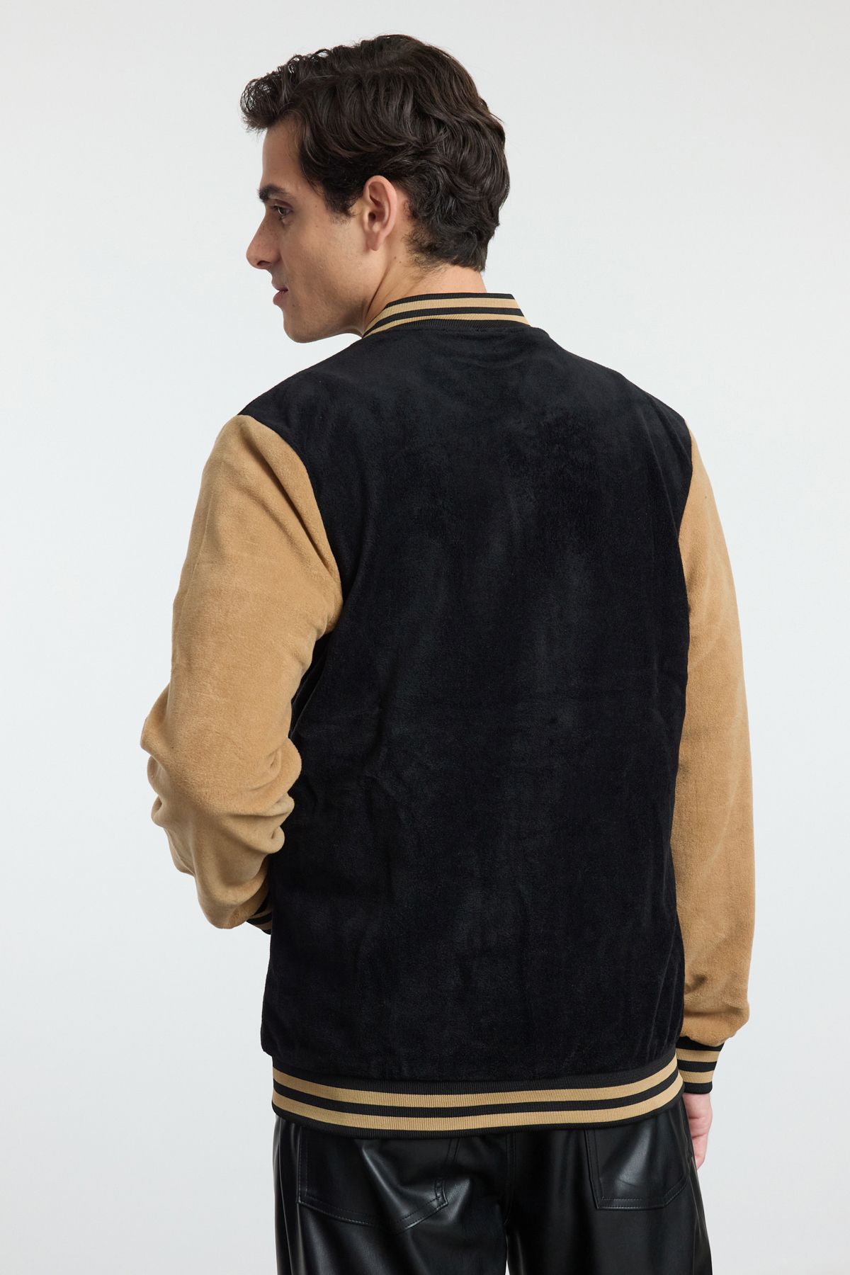 Trendyol Collection-Kamelfarbene Slim-Fit-Fleece-Winterjacke – Farbblock-Detail TMNAW25MO00047 5