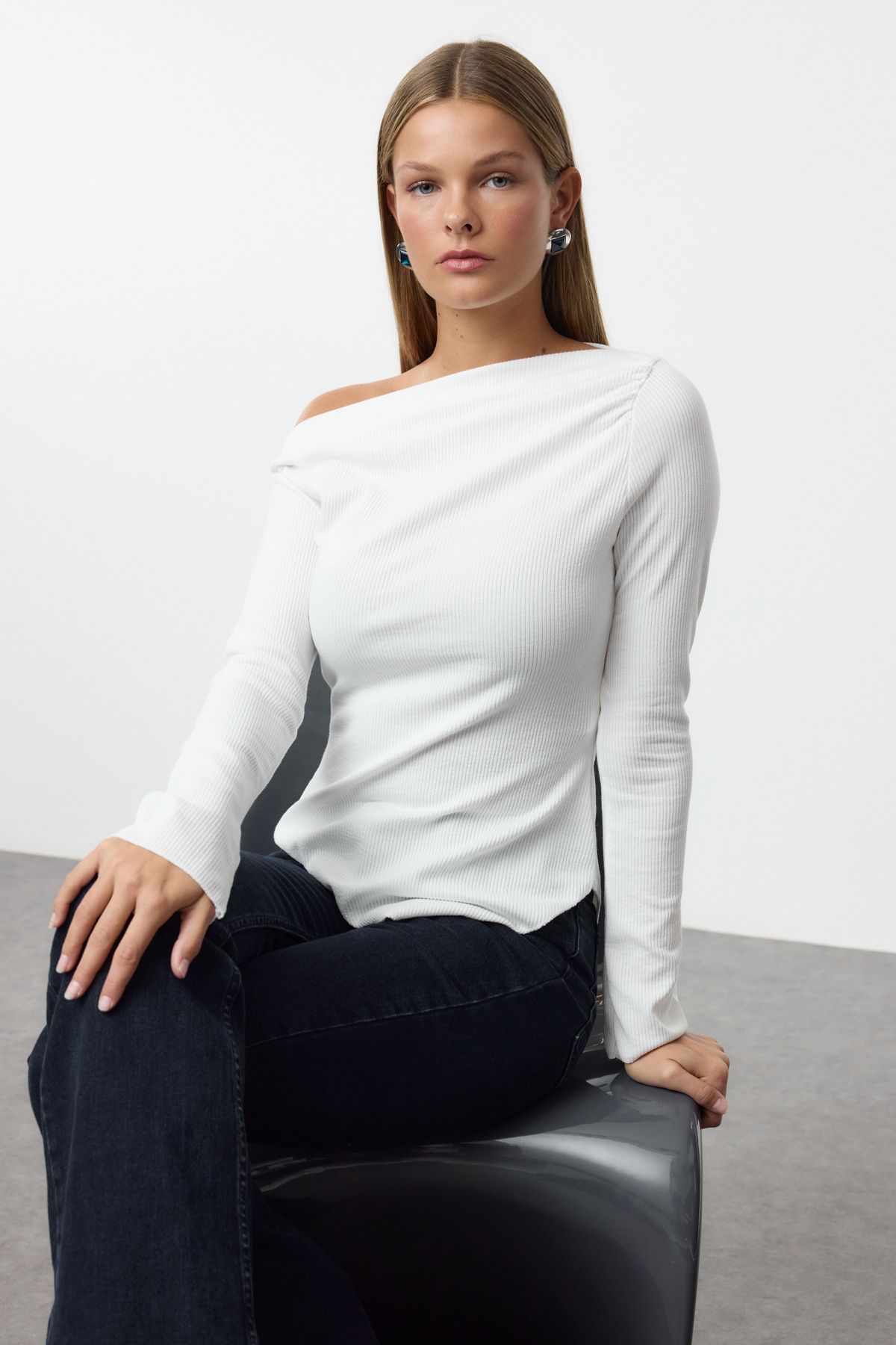 Trendyol Collection-Ecrufarbene, drapierte, asymmetrische Strickbluse mit langen Ärmeln und U-Boot-Ausschnitt TWOAW24BZ00393 1