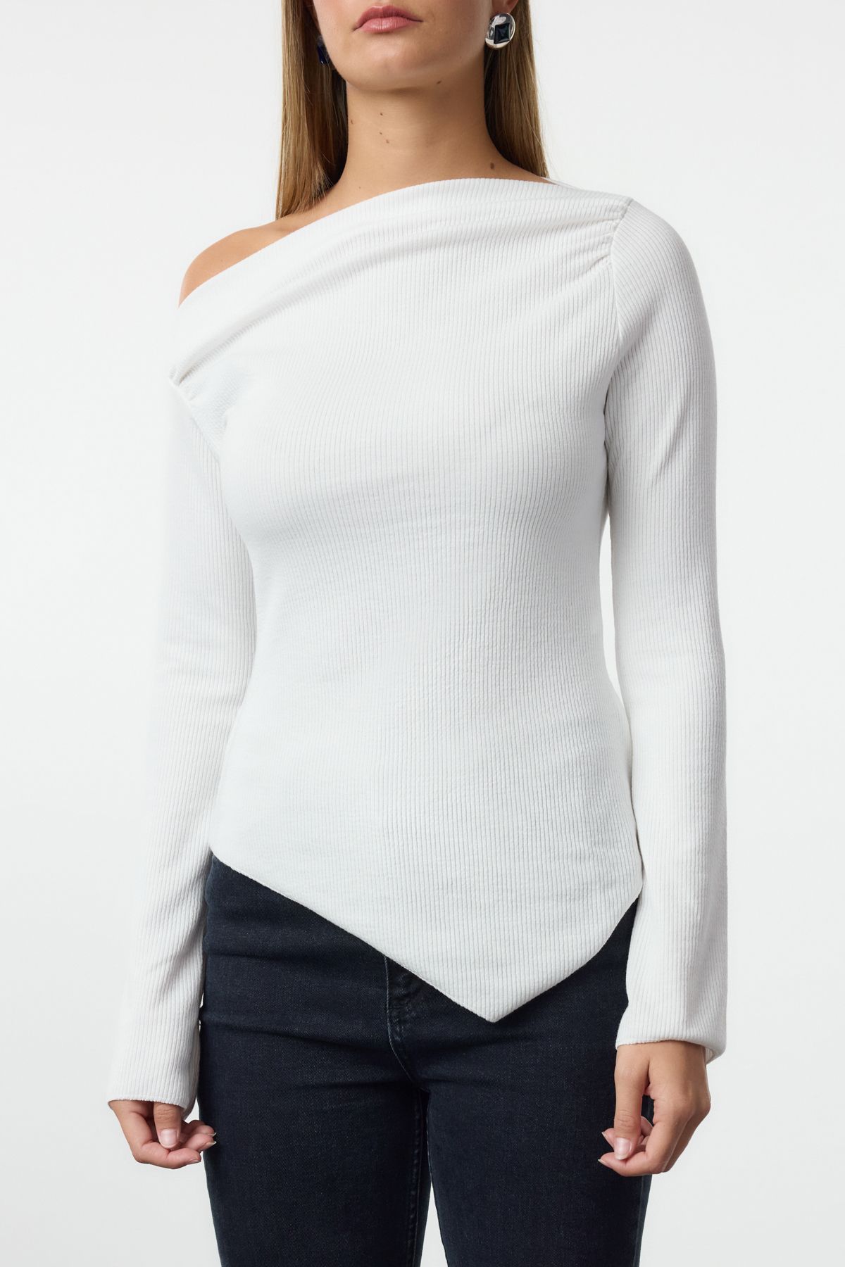 Trendyol Collection-Ecrufarbene, drapierte, asymmetrische Strickbluse mit langen Ärmeln und U-Boot-Ausschnitt TWOAW24BZ00393 4