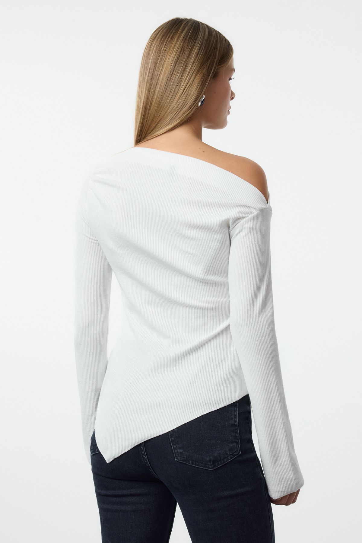 Trendyol Collection-Ecrufarbene, drapierte, asymmetrische Strickbluse mit langen Ärmeln und U-Boot-Ausschnitt TWOAW24BZ00393 5