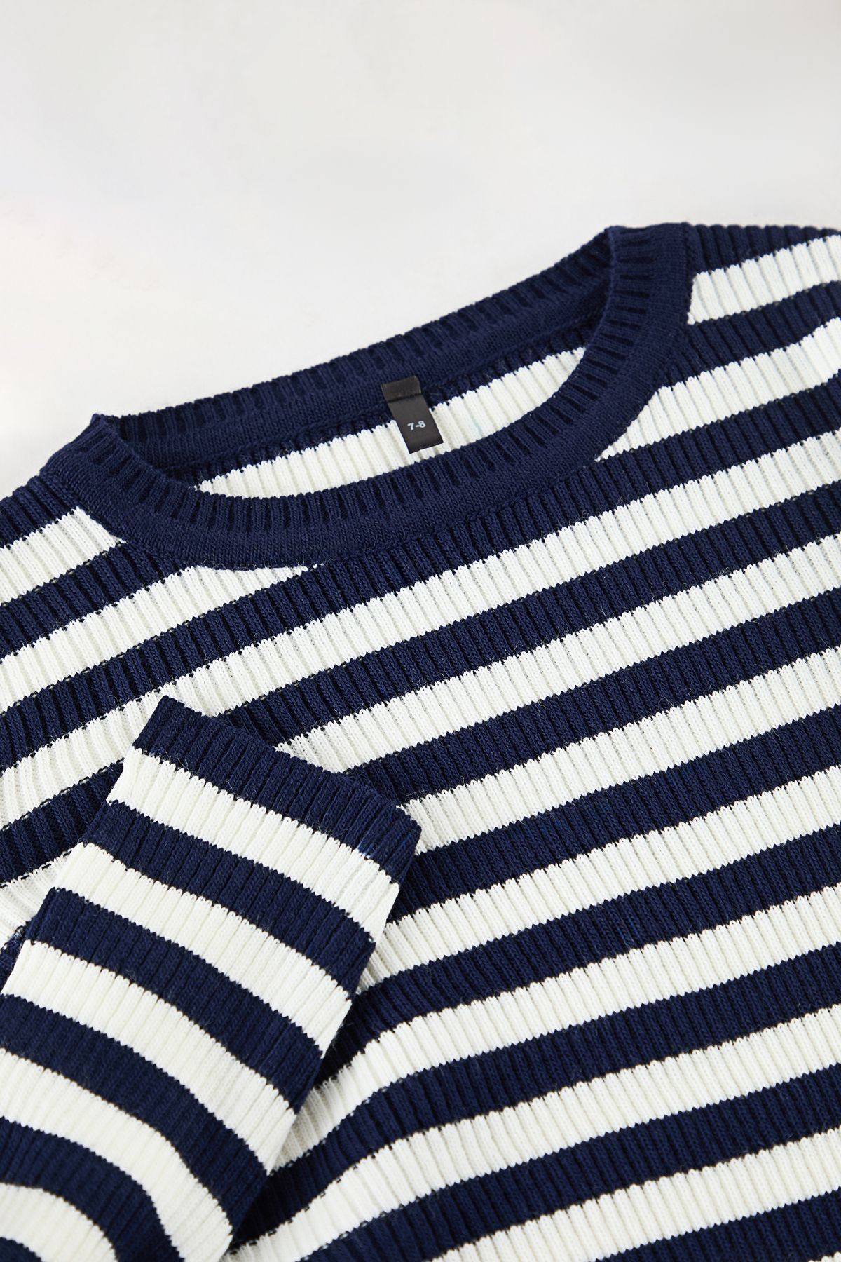 TRENDYOLKIDS-Navy*001 dívčí pruhovaný mini svetr Tkdaw25Kz00007 6