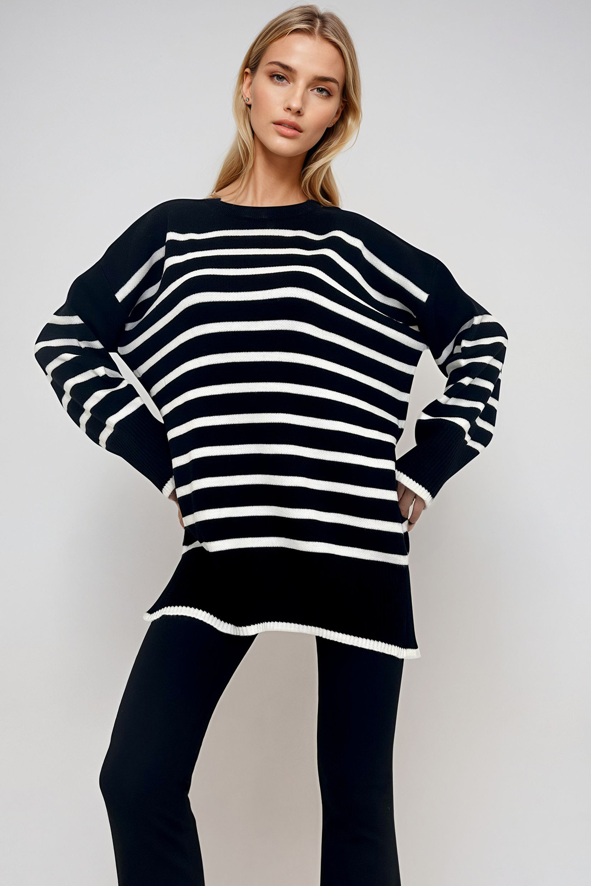 Trend Alaçatı Stili  Kadın Siyah Bisiklet Yaka Çizgili Yanı Yırtmaçlı Oversize Triko Kazak ALC-X9338 - Görsel 2