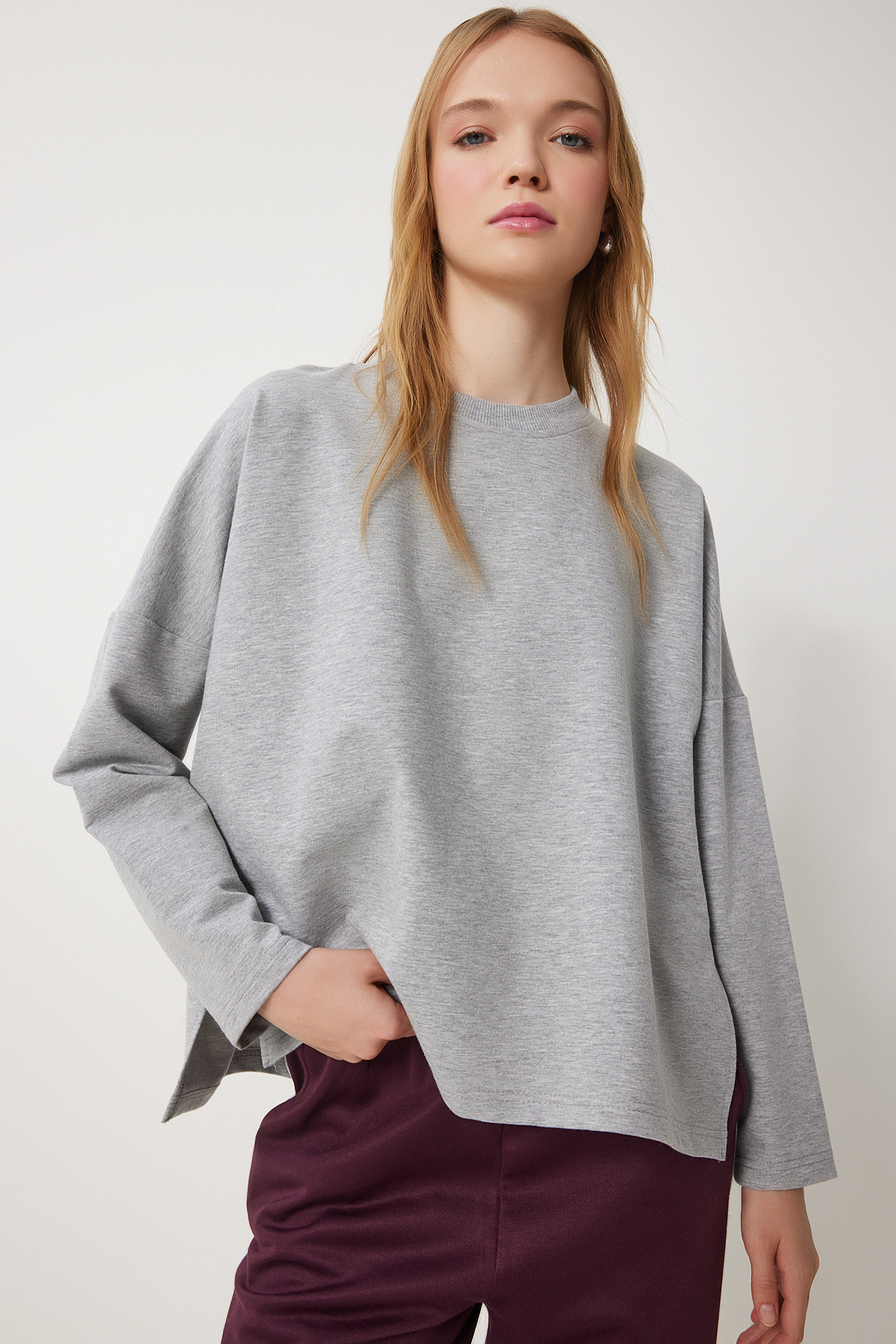 Happiness İstanbul  Kadın Gri Melanj Yandan Yırtmaçlı Oversize Örme Sweatshirt UL00050 - Görsel 2
