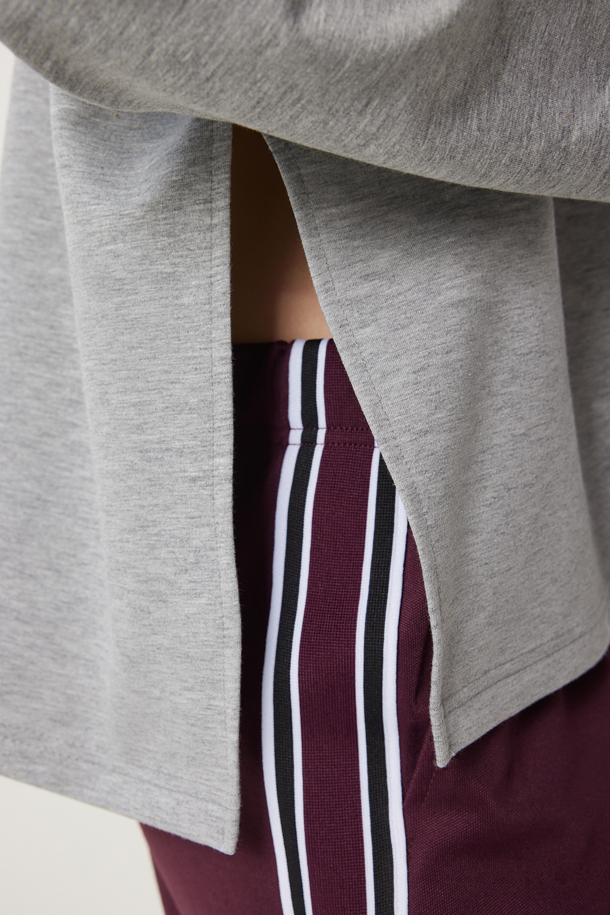 Happiness İstanbul  Kadın Gri Melanj Yandan Yırtmaçlı Oversize Örme Sweatshirt UL00050 - Görsel 5