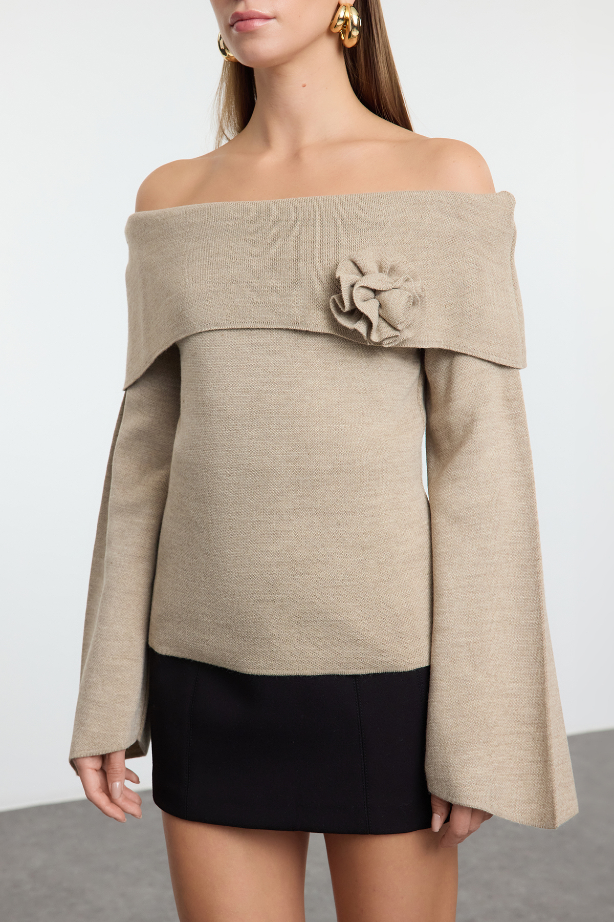 Trendyolmilla  Vizon Gül Detaylı Carmen Yaka Triko Kazak TWOAW25KZ00373 - Görsel 3