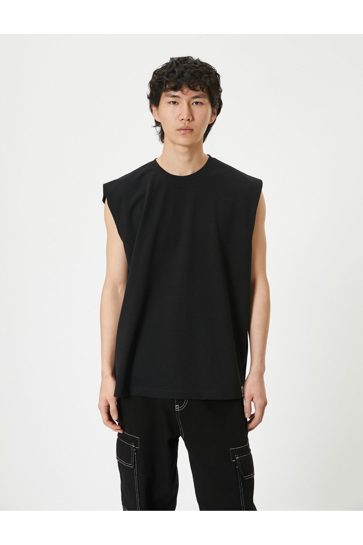 Koton-Basic Sleeveless T-Shirt with Crew Neck Label Detail 3