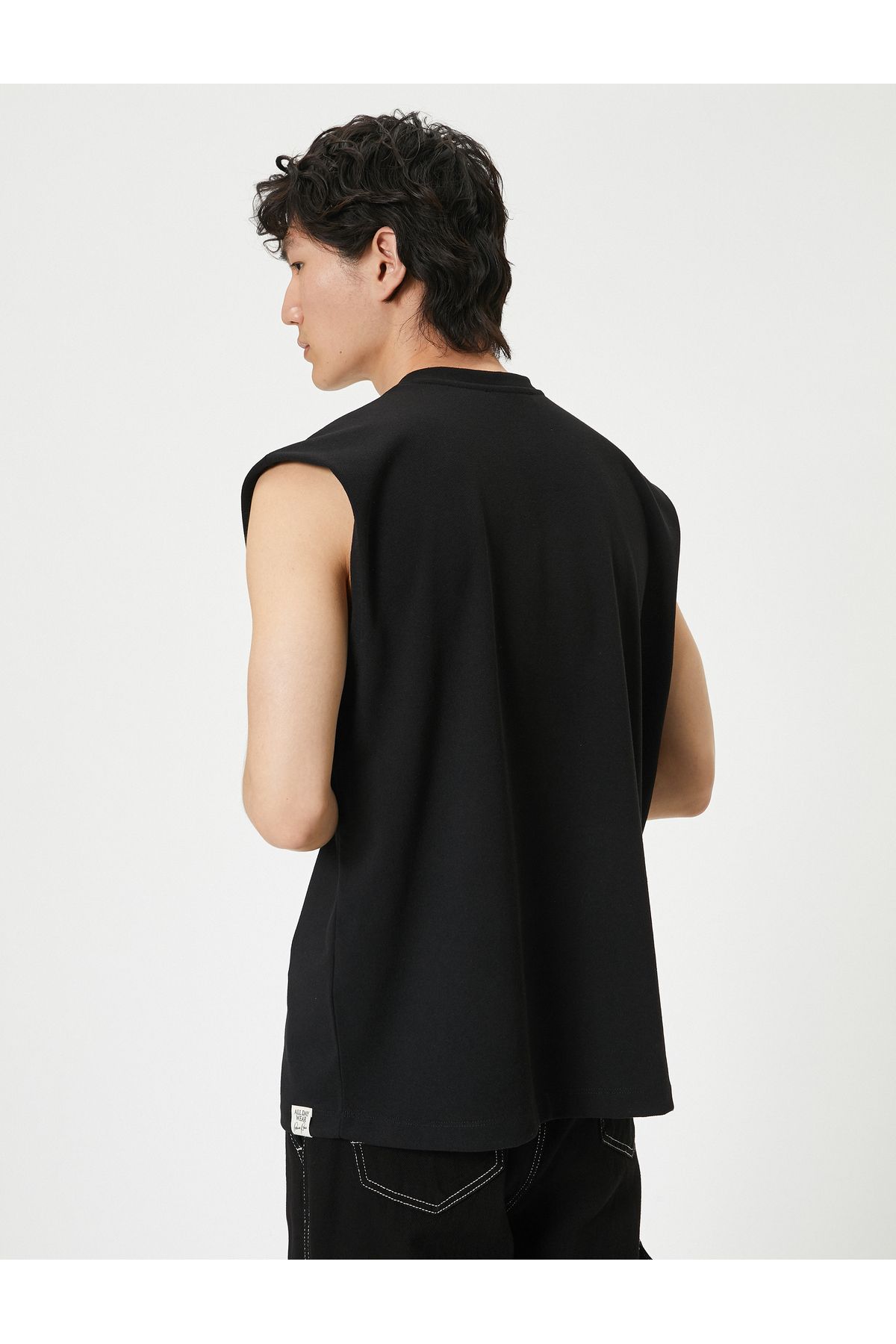 Koton-Basic Sleeveless T-Shirt with Crew Neck Label Detail 4