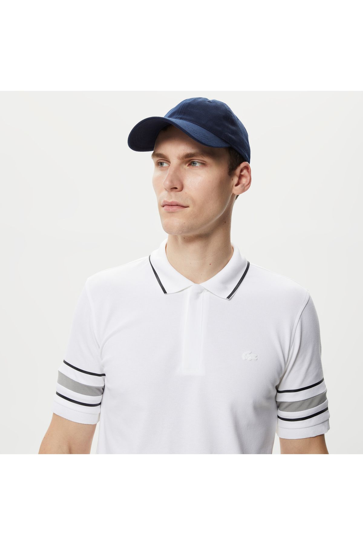 تی شرت یقه پولو سفید مردانه چوگان چاپی باریک فعال Lacoste