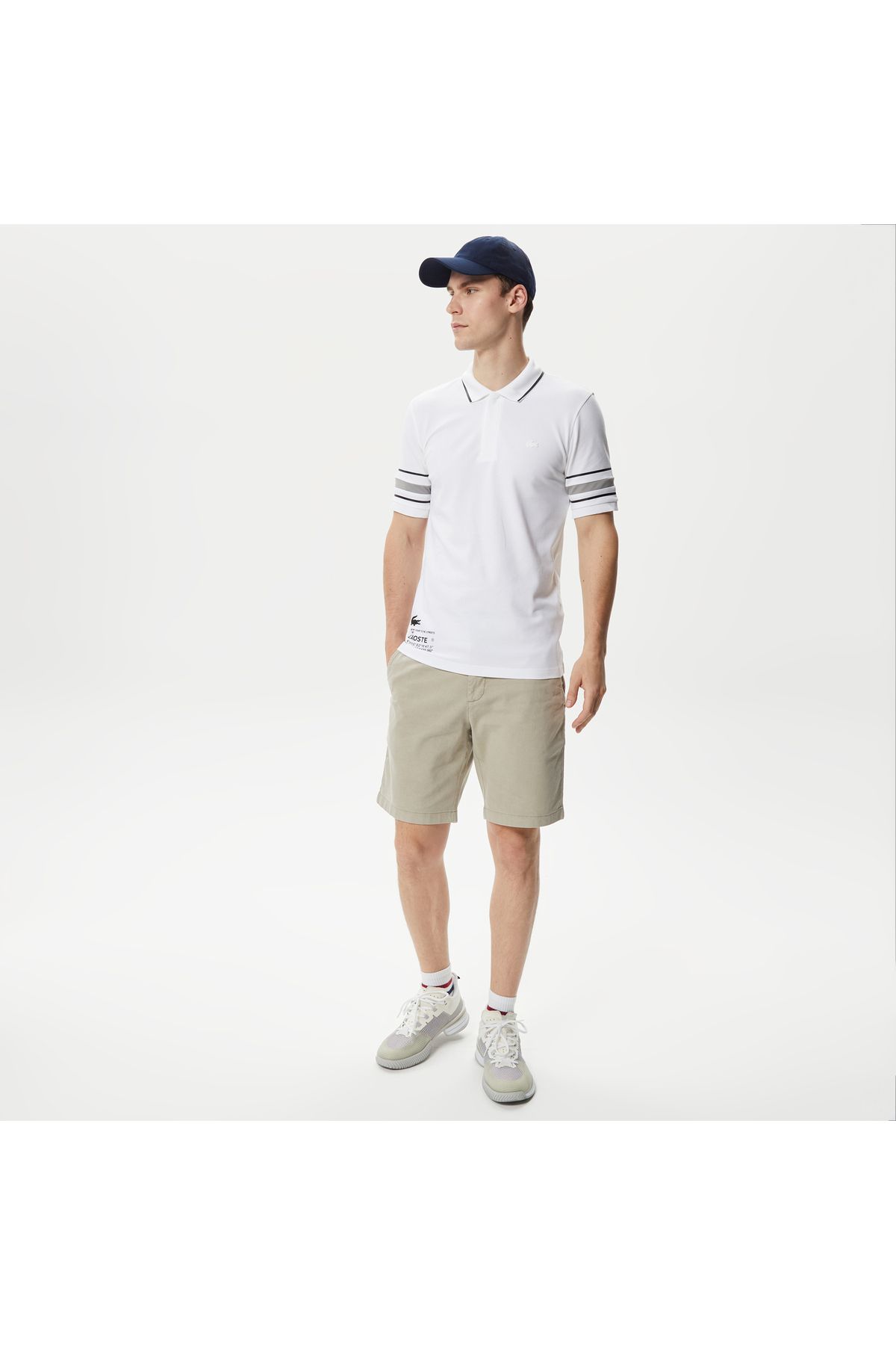تی شرت یقه پولو سفید مردانه چوگان چاپی باریک فعال Lacoste