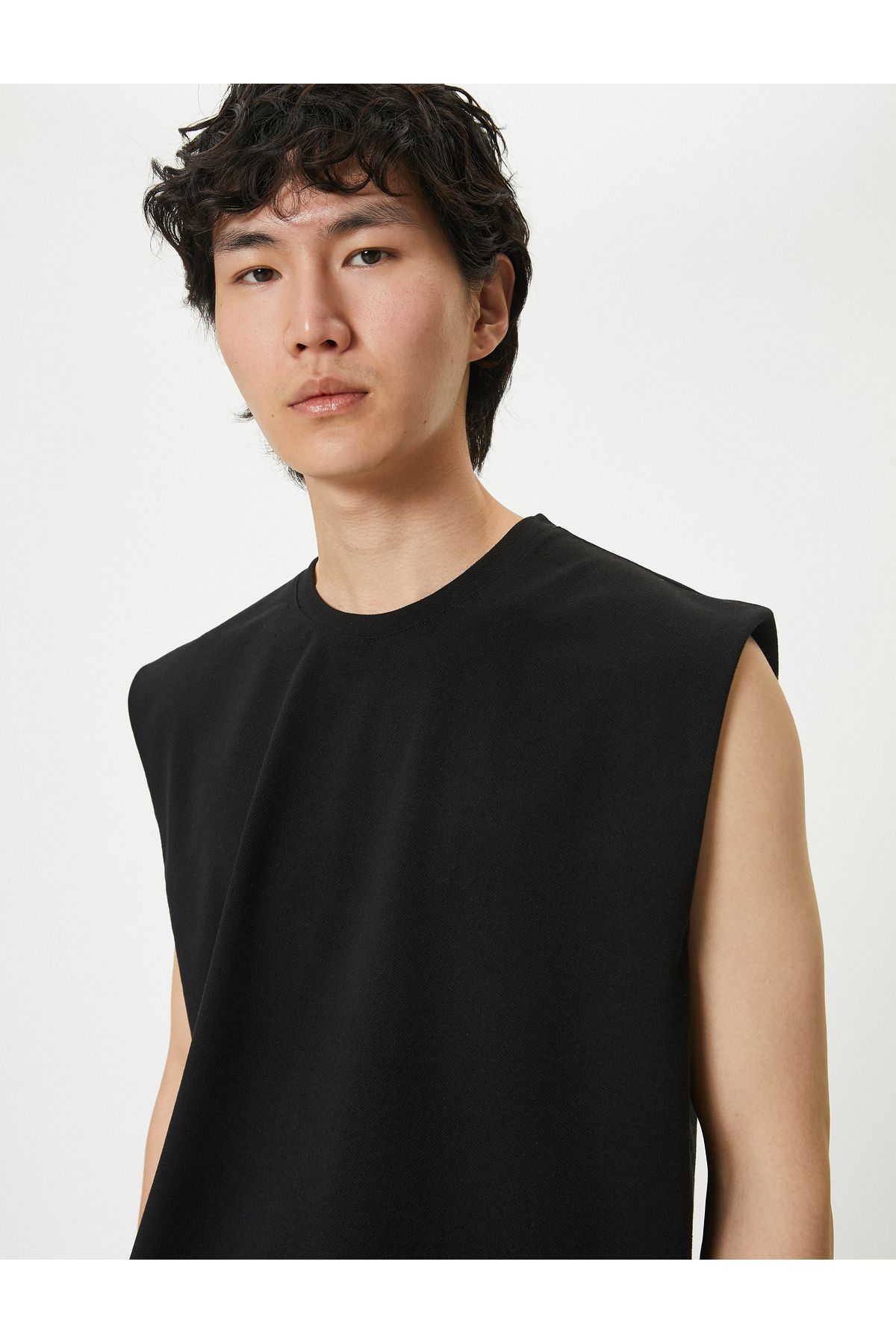 Koton-Basic Sleeveless T-Shirt with Crew Neck Label Detail 1