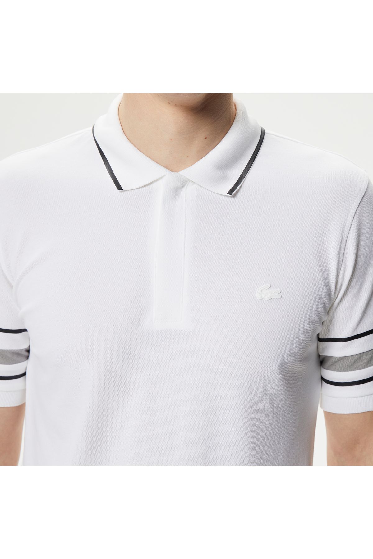تی شرت یقه پولو سفید مردانه چوگان چاپی باریک فعال Lacoste