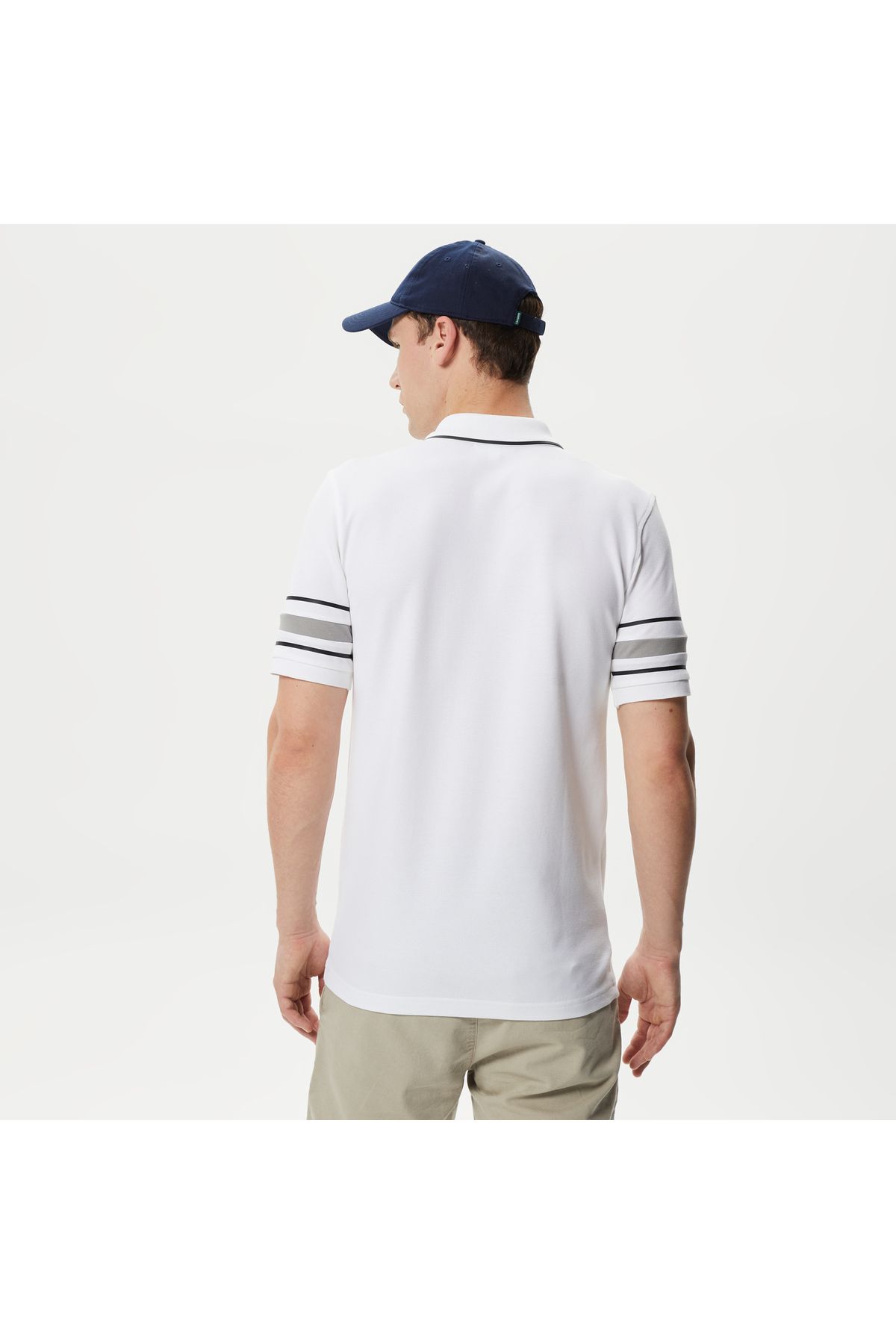تی شرت یقه پولو سفید مردانه چوگان چاپی باریک فعال Lacoste