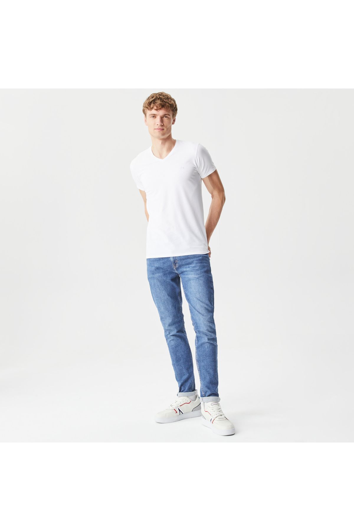 تی شرت سفید مردانه V گردن باریک Lacoste