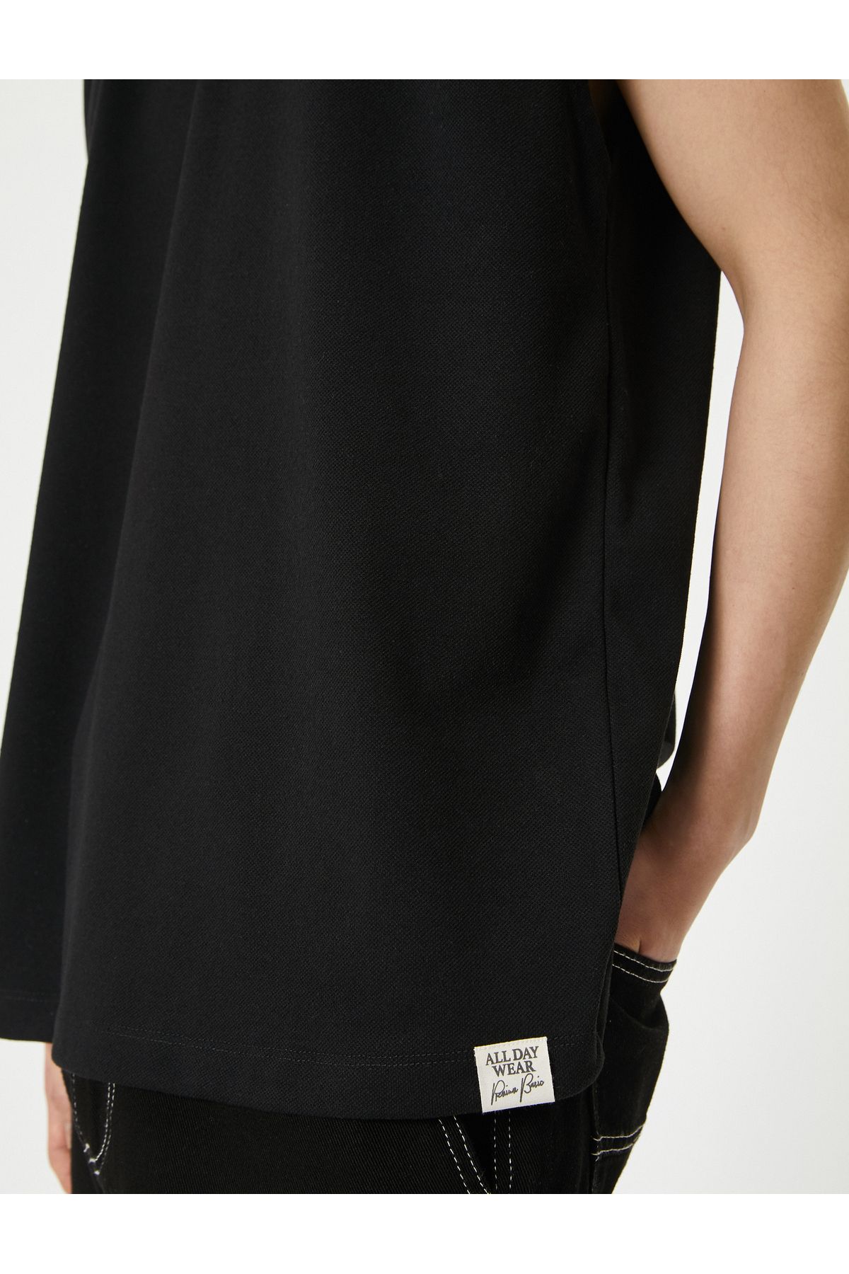 Koton-Basic Sleeveless T-Shirt with Crew Neck Label Detail 5